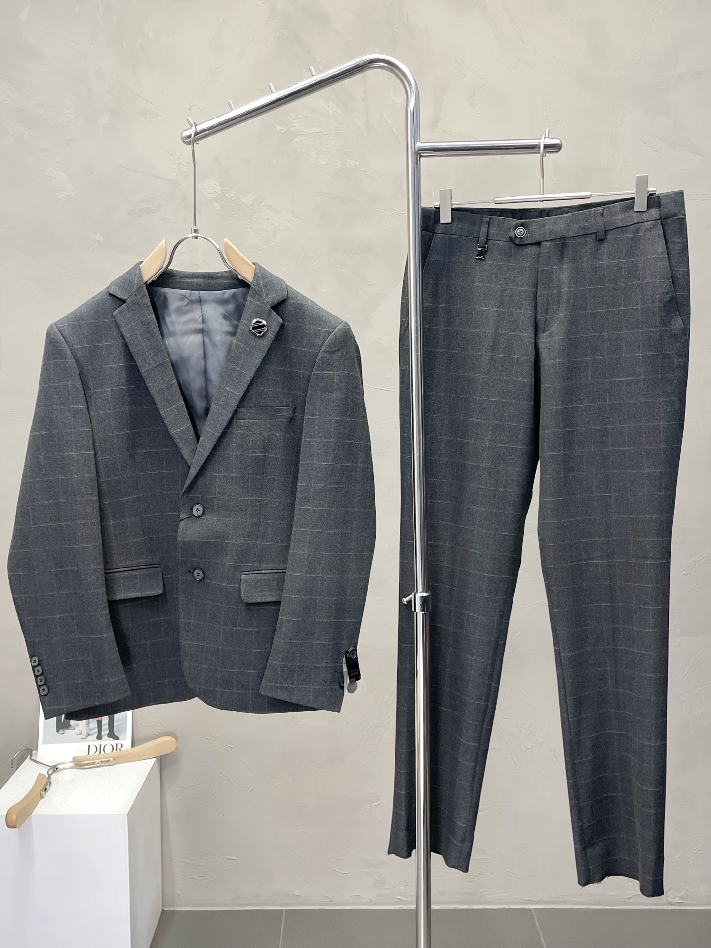 NO:500309,/Set. ZEGNA zenia autumn and winter new suit set, foreign trade company order simple casual suit jacket, exclusively for imported original polyester fiber fabric, breathable, soft and warm, strong straight and drape, the whole piece of clothing is neat and smooth, all hardware accessories are customer-supplied top-grade accessories, and it is obvious that it is high-end fabric. This fabric is fixed-woven. There is no good product from the outside, and there is no picky place. This jacket is often worn and has strong practicality. Size S-3XL, zegna, jackets & coats, business suit, alexander wang19860909/套. ZEGNA杰尼亚秋冬新款西服套装,外贸公司订单 简约休闲西装外套,独家专供进口原版聚酯纤维面料,透气柔软保暖性很强,笔挺垂感十足,整件衣服车工走线整齐平整,所有五金附料都是客供带logo顶级配件 一看就是高档的面料 这种面料都是定织的 外面根本就没有 正规大厂途径出来的好货,无任何有挑剔的地方 这样的一件外套属于常备常穿的,实用性很强.尺码S-3XL,,zegna,jackets & coats,business suit,alexander wang,Men's clothing