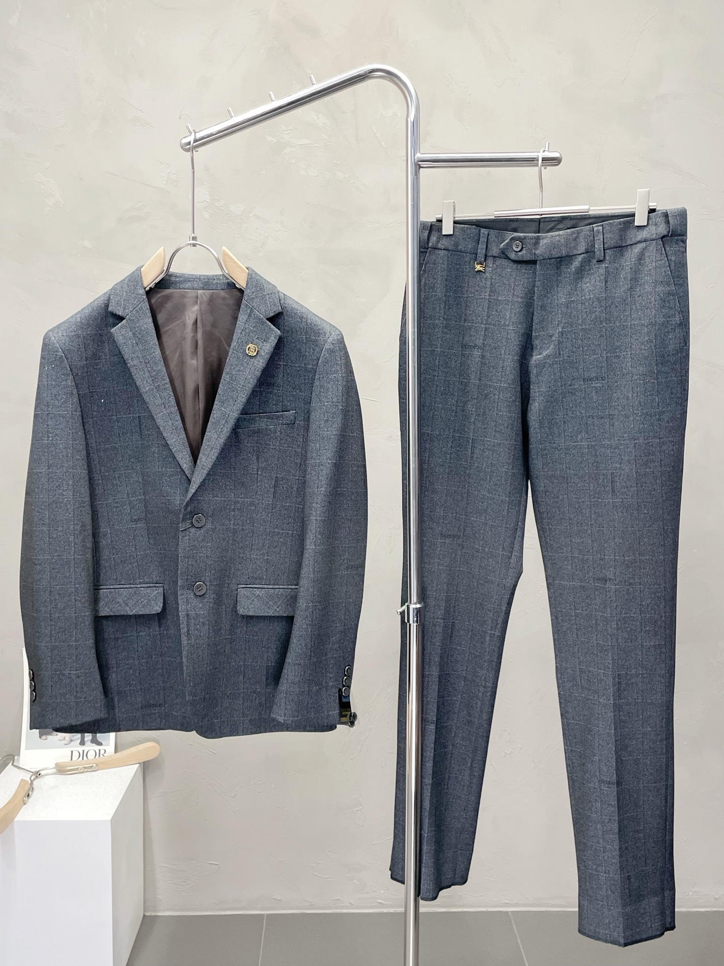 NO:500311,/Set. Burberry Burberry autumn and winter new suit set, foreign trade company order Simple casual suit jacket, exclusively for imported original polyester fiber fabric, breathable, soft and warm, strong straight and drape, the whole piece of clothing is neat and smooth, all hardware accessories are customer-supplied top-grade accessories, and it is obvious that it is high-end fabric. This fabric is fixed-woven. There is no good product from the outside, and there is no picky place. This jacket is often worn and has strong practicality. Size S-3XL, burberry, burberry, jackets & coats, business suit, alexander wang19860909/套. Burberry巴宝莉秋冬新款西服套装,外贸公司订单 简约休闲西装外套,独家专供进口原版聚酯纤维面料,透气柔软保暖性很强,笔挺垂感十足,整件衣服车工走线整齐平整,所有五金附料都是客供带logo顶级配件 一看就是高档的面料 这种面料都是定织的 外面根本就没有 正规大厂途径出来的好货,无任何有挑剔的地方 这样的一件外套属于常备常穿的,实用性很强.尺码S-3XL,,burberry,burberry,jackets & coats,business suit,alexander wang,Men's clothing