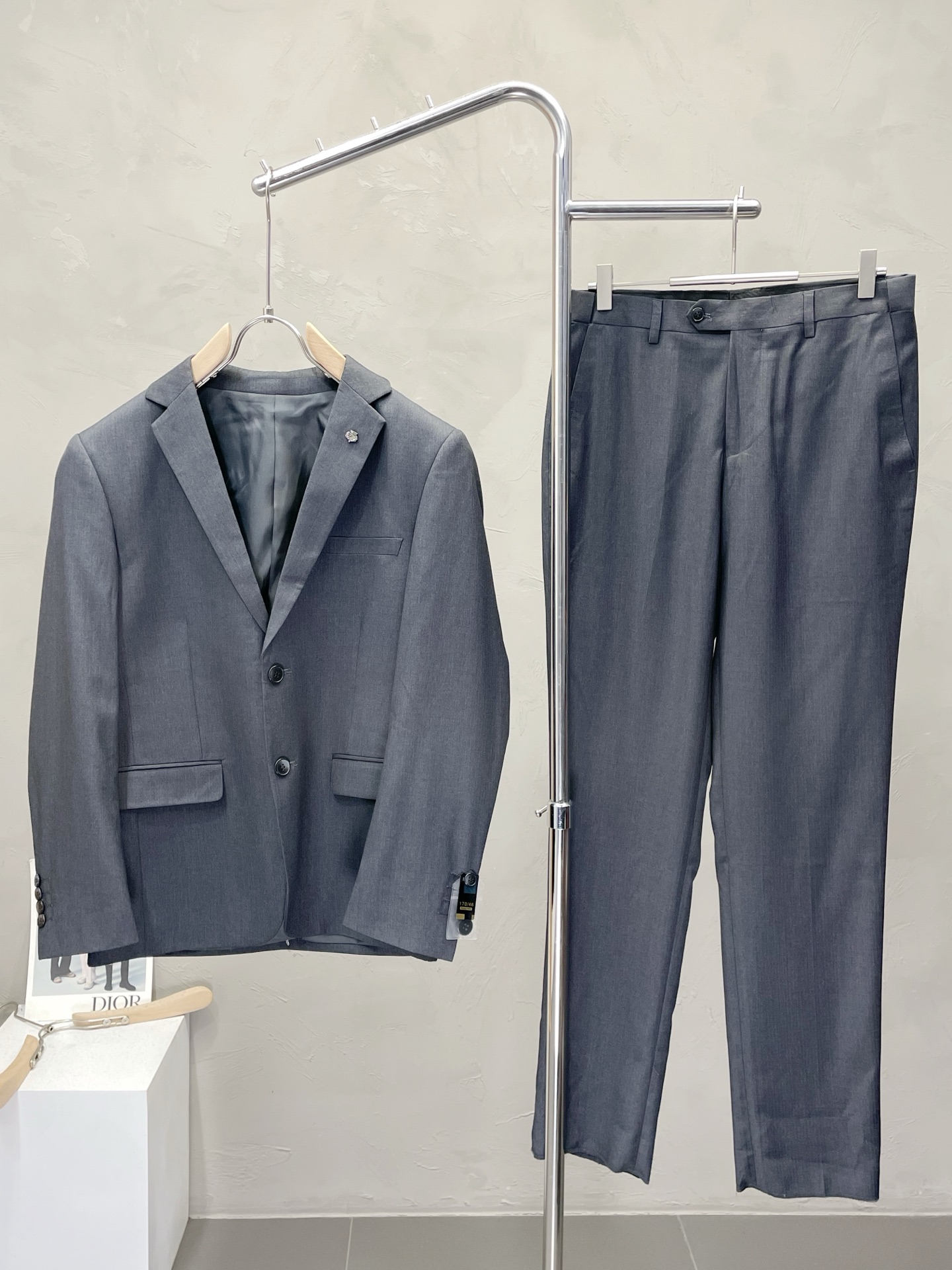 NO:500316,/Set. LP-Loro Piana Nouyou Pianya Spring and Autumn New Suit Set, Foreign Trade Company Order Simple and Casual Suit Jacket, exclusively for imported original polyester fiber fabric, breathable, soft and warm, strong straight and drape, the whole piece of clothing is neat and flat, all hardware accessories are customer-supplied top-grade accessories, and it is obvious that it is high-end fabric. This fabric is fixed-woven. There is no good product from the outside, and there is no picky place. This jacket is often worn and has strong practicality. Size S-3XL, loro pigana, loro pigana, jackets & coats, business suit, alexander wang19860909/套. LP-Loro Piana诺悠翩雅春秋新款西服套装,外贸公司订单 简约休闲西装外套,独家专供进口原版聚酯纤维面料,透气柔软保暖性很强,笔挺垂感十足,整件衣服车工走线整齐平整,所有五金附料都是客供带logo顶级配件 一看就是高档的面料 这种面料都是定织的 外面根本就没有 正规大厂途径出来的好货,无任何有挑剔的地方 这样的一件外套属于常备常穿的,实用性很强.尺码S-3XL,,loro piana,loro piana,jackets & coats,business suit,alexander wang,Men's clothing