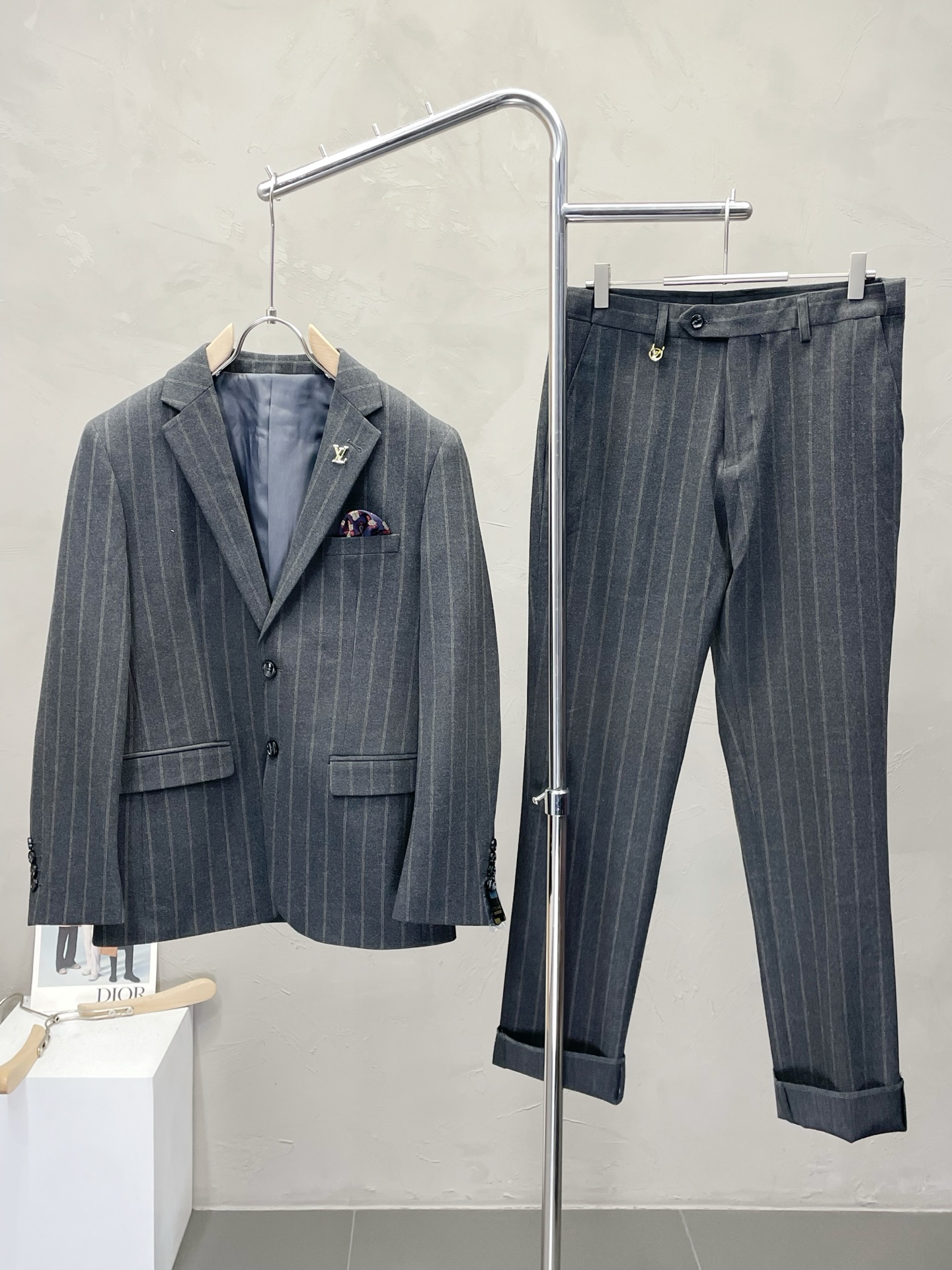 NO:500321,/Set. Louis Vuitton Louis Vuitton autumn and winter new suit set, foreign trade company order Simple casual suit jacket, exclusively for imported original polyester fiber fabric, breathable, soft and warm, strong straight and drape, the whole piece of clothing is neat and flat, all hardware accessories are customer-supplied top-grade accessories, and it is obvious that it is high-end fabric. This fabric is woven. There is no good product from the outside, and there is no picky place. This jacket is often worn and has strong practicality. Size S-3XL,, louis vuitton, louis vuitton, jackets & coats, business suit, alexander wang19860909/套. Louis Vuitton路易威登秋冬新款西服套装,外贸公司订单 简约休闲西装外套,独家专供进口原版聚酯纤维面料,透气柔软保暖性很强,笔挺垂感十足,整件衣服车工走线整齐平整,所有五金附料都是客供带logo顶级配件 一看就是高档的面料 这种面料都是定织的 外面根本就没有 正规大厂途径出来的好货,无任何有挑剔的地方 这样的一件外套属于常备常穿的,实用性很强.尺码S-3XL,,louis vuitton,louis vuitton,jackets & coats,business suit,alexander wang,Men's clothing