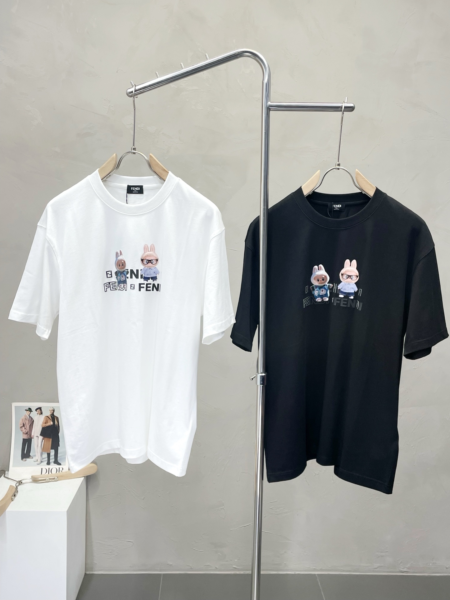 NO:500281,.FENDI exclusively offers new original single men's casual short sleeves, high-end customization, high-end version, fashionable and versatile imported fabric, super soft and delicate, skin-friendly and comfortable to wear, high-end boutique, OEM, fine-tuned top body, very good for men's essential items, complete three standards, S-3XL,,fendi,fendi,T-shirt,alexander wang19860909.FENDI芬迪独家专供新款原单男士休闲短袖 高端定制 高端版本 时尚百搭爆款进口面料 手感超柔软细腻 穿着亲肤舒适 高端精品 代工厂精细做上身非常赞 男士必备单品 三标齐全 码数S-3XL,,fendi,fendi,T-shirt,alexander wang,Men's clothing