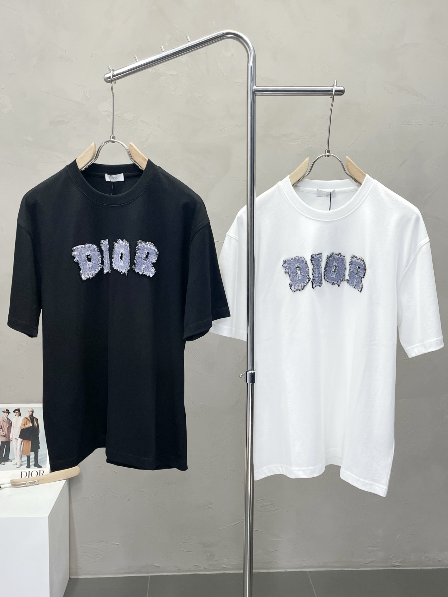 NO:500293,.Dior exclusively offers new original single men's casual short sleeves, high-end customization, high-end version, fashionable and versatile imported fabric, super soft and delicate, skin-friendly and comfortable to wear, high-end boutique, OEM, fine production, very good for the upper body, men's essential items, complete three standards, S-3XL,,dior,dior,T-shirt,alexander wang19860909.Dior迪奥独家专供新款原单男士休闲短袖 高端定制 高端版本 时尚百搭爆款进口面料 手感超柔软细腻 穿着亲肤舒适 高端精品 代工厂精细做上身非常赞 男士必备单品 三标齐全 码数S-3XL,,dior,dior,T-shirt,alexander wang,Men's clothing