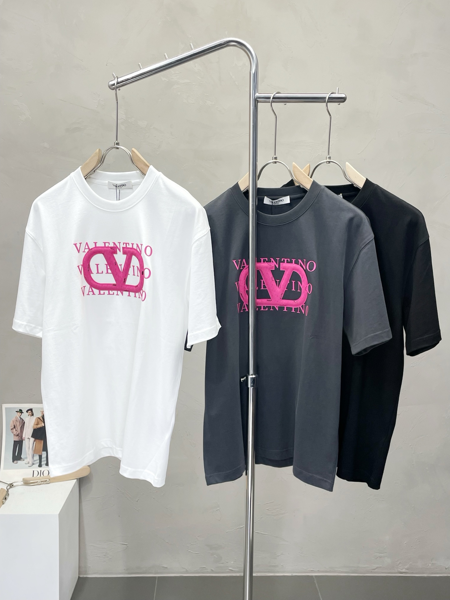 NO:500262,.VALENTINO Valentino exclusively offers new original single men's casual short sleeves, high-end customization, high-end version, fashionable and versatile imported fabric, super soft and delicate, skin-friendly and comfortable to wear, high-end boutique, OEM, fine-made top body, very good, men's essential items, three standards, S-3XL, valentino, valentino, T-shirt, alexander wang19860909.VALENTINO华伦天奴独家专供新款原单男士休闲短袖 高端定制 高端版本 时尚百搭爆款进口面料 手感超柔软细腻 穿着亲肤舒适 高端精品 代工厂精细做上身非常赞 男士必备单品 三标齐全 码数S-3XL,,valentino,valentino,T-shirt,alexander wang,Men's clothing