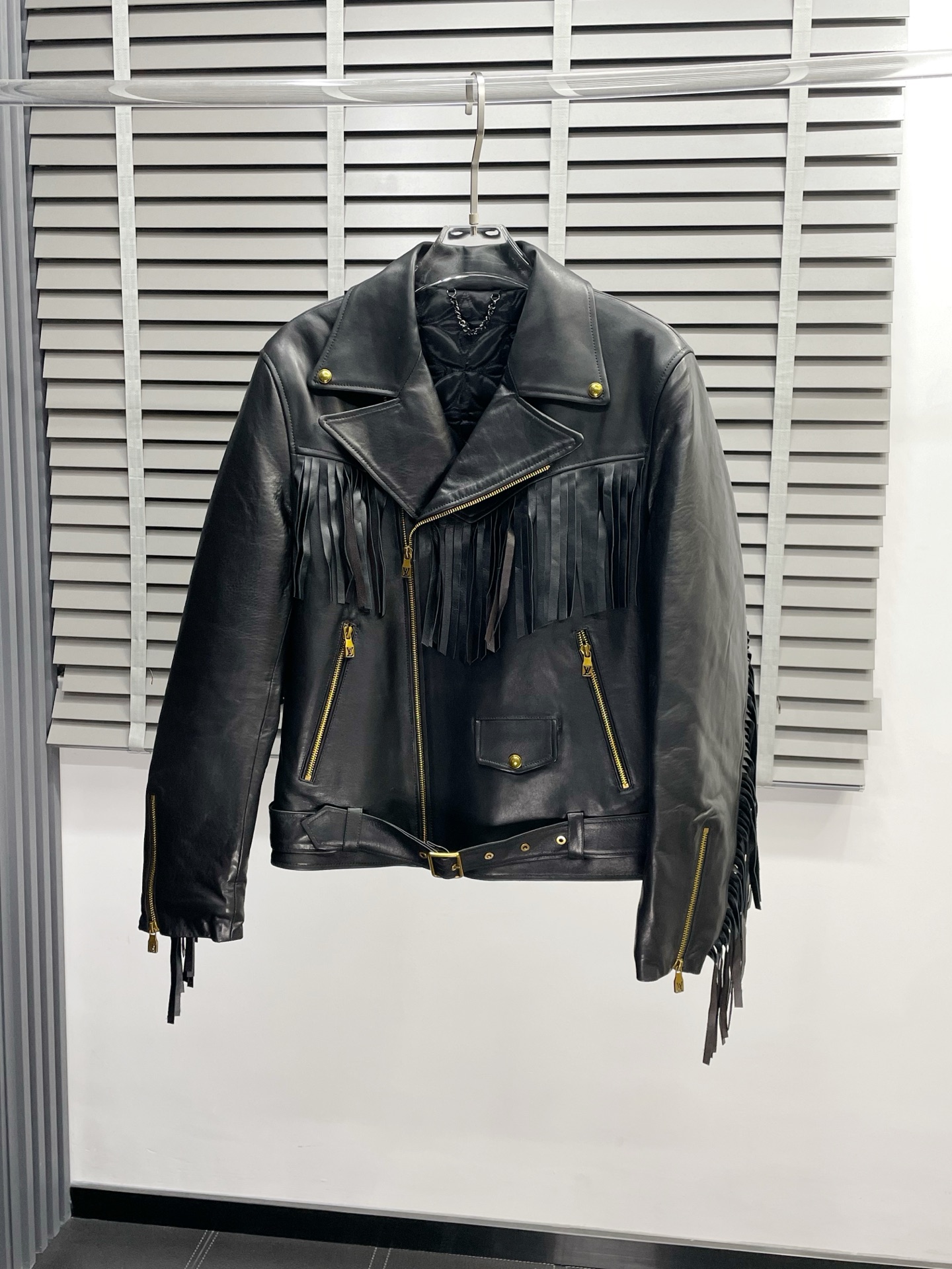 NO:501890,.Leather Jackets - Louis Vuitton exclusively offers the latest autumn and winter leather jackets, classic design and beautiful leather jackets, inner cotton jackets, imported leather imported fabrics, quality is even more unscrupulous, high-end products that cannot be criticized, and cannot be missed! Through the detailed pictures, you can feel its powerful aura, and the warm-concentration effect is significant, so you don’t have to worry about the chill at all! It is both fashionable and functional, and the whole style looks more luxurious and elegant! Size M-3XL, louis vuitton,louis vuitton,jackets & coats,jackets & coats,leather jacket,alexander wang19860909.皮衣-Louis Vuitton路易威登独家专供最新秋冬皮夹克外套 经典设计与颜值爆棚的皮衣 内里棉夹克 进口皮进口面料 品质更是无法挑剔品控可以直接入手,不容过错的高端臻品！通过细节图片便可感受到它强悍的气场,聚温保暖效果显著,完全不用担心会有一点寒意！时尚与功能性兼备,整款显得更加的奢华大气！ 尺码M-3XL,,louis vuitton,louis vuitton,jackets & coats,jackets & coats,leather jacket,alexander wang,Men's clothing