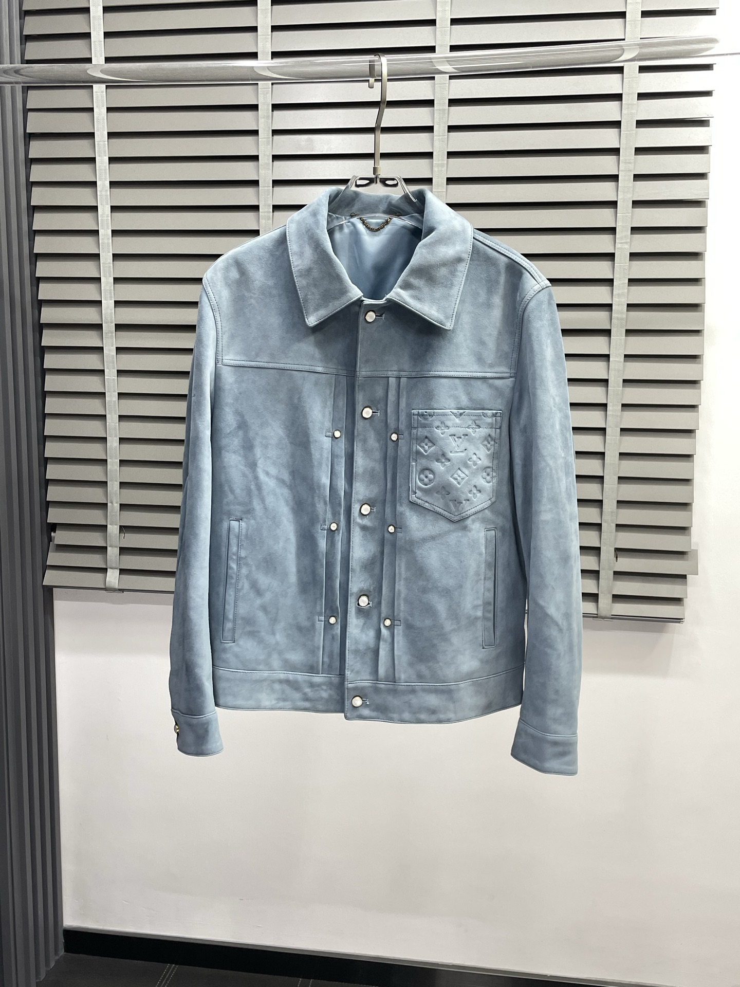 NO:501923,.Leather Jacket - Louis Vuitton exclusively offers the latest autumn and winter leather jackets. Classic design and beautiful leather jackets. Imported leather imported fabrics. The quality is even more unscrupulous. You can buy it directly. You can't get it wrong! Through the detailed pictures, you can feel its powerful aura, and the warm-concentration effect is significant, so you don’t have to worry about the chill at all! It is both fashionable and functional, and the whole style looks more luxurious and elegant! Size M-3XL, louis vuitton,louis vuitton,jackets & coats,jackets & coats,leather jacket,alexander wang19860909.皮衣-Louis Vuitton路易威登独家专供最新秋冬皮夹克外套 经典设计与颜值爆棚的皮衣 进口皮进口面料 品质更是无法挑剔品控可以直接入手,不容过错的高端臻品！通过细节图片便可感受到它强悍的气场,聚温保暖效果显著,完全不用担心会有一点寒意！时尚与功能性兼备,整款显得更加的奢华大气！ 尺码M-3XL,,louis vuitton,louis vuitton,jackets & coats,jackets & coats,leather jacket,alexander wang,Men's clothing