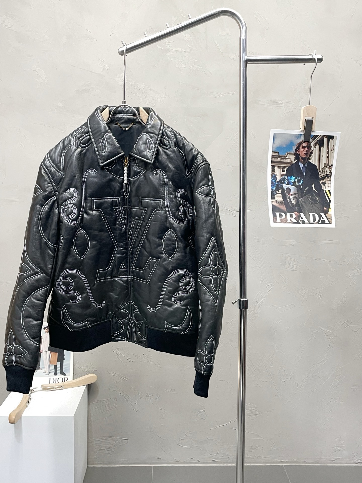 NO:503073,.Leather Jacket - Louis Vuitton exclusively offers the latest autumn and winter leather jackets. Classic design and beautiful leather jackets. Imported leather imported fabrics. The quality is even more unscrupulous. You can buy it directly. You can't get it wrong! Through the detailed pictures, you can feel its powerful aura, and the warm-concentration effect is significant, so you don’t have to worry about the chill at all! It is both fashionable and functional, and the whole style looks more luxurious and elegant! Size M-3XL, louis vuitton,louis vuitton,jackets & coats,jackets & coats,leather jacket,alexander wang19860909.皮衣-Louis Vuitton路易威登独家专供最新秋冬皮夹克外套 经典设计与颜值爆棚的皮衣 进口皮进口面料 品质更是无法挑剔品控可以直接入手,不容过错的高端臻品！通过细节图片便可感受到它强悍的气场,聚温保暖效果显著,完全不用担心会有一点寒意！时尚与功能性兼备,整款显得更加的奢华大气！ 尺码M-3XL,,louis vuitton,louis vuitton,jackets & coats,jackets & coats,leather jacket,alexander wang,Men's clothing