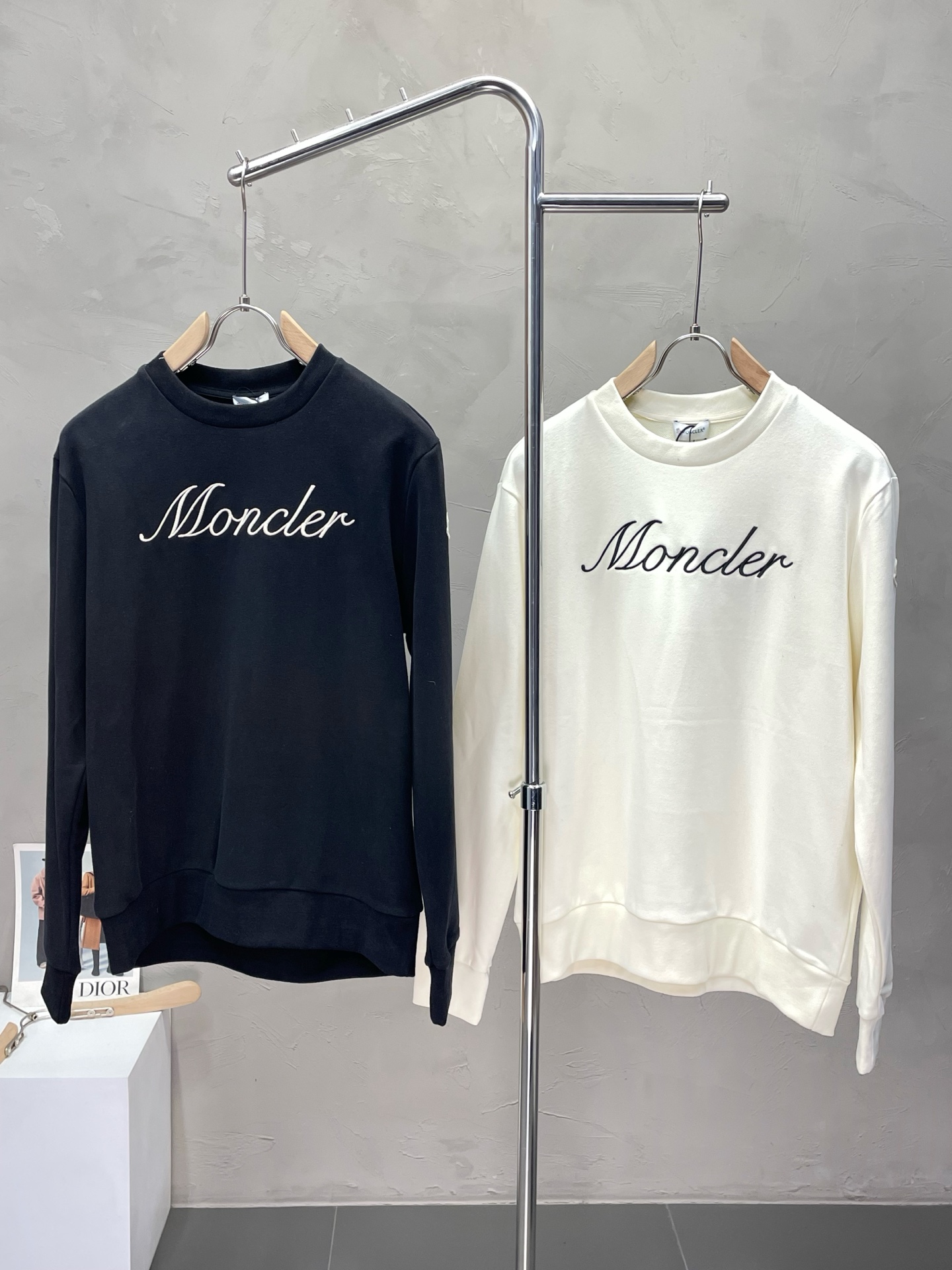 NO:503025,.Moncler's hooded exclusively for the latest autumn and winter pullover sweatshirts. Classic design and design with great appearance. The quality is even more unscrupulous. You can buy it directly. You can't get it wrong! Through detailed pictures, you can feel its powerful aura. The imported fabric has a significant effect in keeping warm, so you don’t have to worry about a little chill! It is both fashionable and functional, and the whole style looks more luxurious and elegant! Size S-XL, Moncler, hoodie, sweatshirts, alexander wang19860909.Moncler蒙口独家专供最新秋冬套头卫衣 经典设计与颜值爆棚的设计 品质更是无法挑剔品控可以直接入手,不容过错的高端臻品！通过细节图片便可感受到它强悍的气场,进口面料 聚温保暖效果显著,完全不用担心会有一点寒意！时尚与功能性兼备,整款显得更加的奢华大气！ 尺码S-XL,,Moncler,hoodie,sweatshirts,alexander wang,Men's clothing