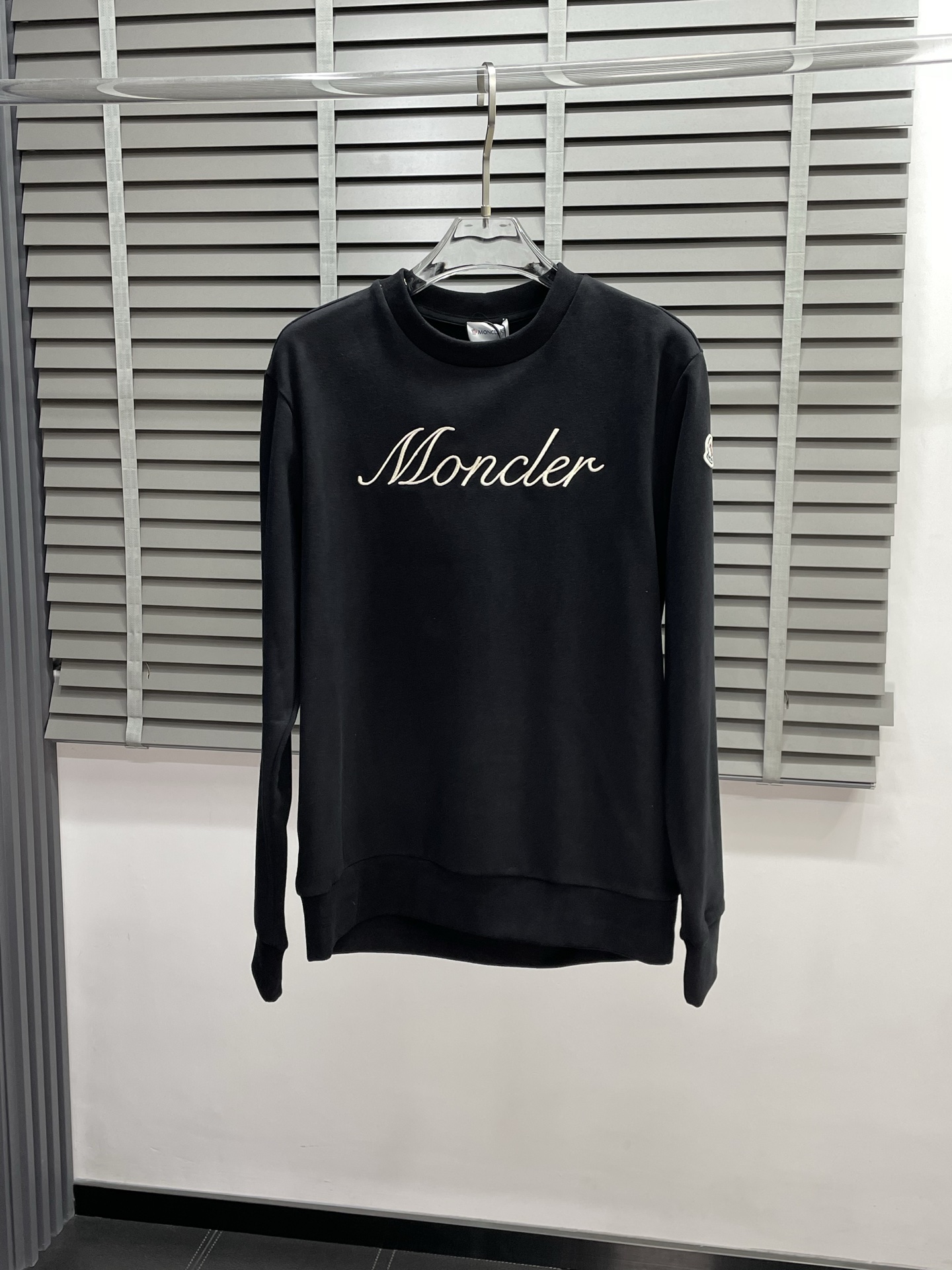 NO:501855,.Moncler's hooded exclusively for the latest autumn and winter pullover sweatshirts. Classic design and design with great appearance. The quality is even more unscrupulous. You can buy it directly. You can't get it wrong! Through detailed pictures, you can feel its powerful aura. The imported fabric has a significant effect in keeping warm, so you don’t have to worry about a little chill! It is both fashionable and functional, and the whole style looks more luxurious and elegant! Size S-XL, Moncler, hoodie, sweatshirts, alexander wang19860909.Moncler蒙口独家专供最新秋冬套头卫衣 经典设计与颜值爆棚的设计 品质更是无法挑剔品控可以直接入手,不容过错的高端臻品！通过细节图片便可感受到它强悍的气场,进口面料 聚温保暖效果显著,完全不用担心会有一点寒意！时尚与功能性兼备,整款显得更加的奢华大气！ 尺码S-XL,,Moncler,hoodie,sweatshirts,alexander wang,Men's clothing