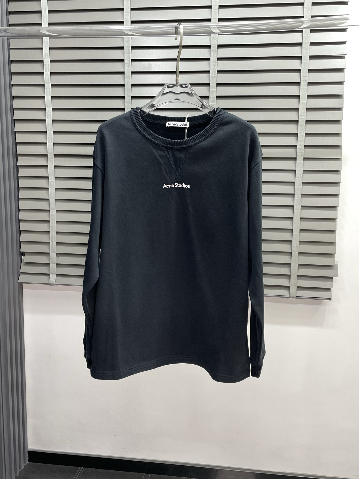 NO:501861,.Acne Studios exclusively offers the latest autumn and winter pullover sweatshirts. Classic design and design with great appearance. The quality is even more unscrupulous. You can buy it directly. You can't get it wrong! Through the detailed pictures, you can feel its powerful aura. The inner layer has a significant effect of warming and keeping warm. There is no need to worry about a little chill! It is both fashionable and functional, and the whole style looks more luxurious and elegant! Size S-XL, acne studios,dior,hoodie,sweatshirts,alexander wang19860909.Acne Studios独家专供最新秋冬套头卫衣 经典设计与颜值爆棚的设计 品质更是无法挑剔品控可以直接入手,不容过错的高端臻品！通过细节图片便可感受到它强悍的气场,内里加绒 聚温保暖效果显著,完全不用担心会有一点寒意！时尚与功能性兼备,整款显得更加的奢华大气！ 尺码S-XL,,acne studios,dior,hoodie,sweatshirts,alexander wang,Men's clothing