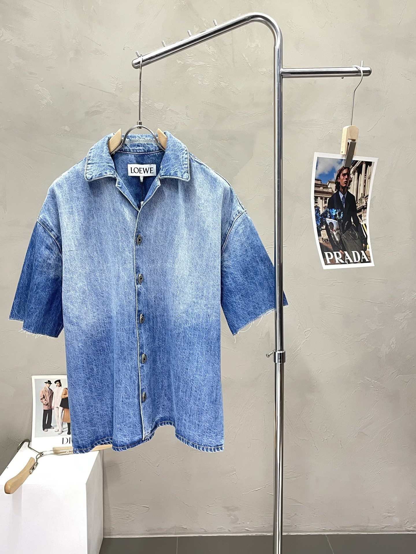 NO:503047,.LOEWE exclusively offers new original single men's casual denim short-sleeved cardigan, high-end customization, high-end version, fashionable and versatile imported fabric, super soft and delicate, skin-friendly and comfortable to wear, high-end boutique, OEM, fine-made top body, very good, men's essential items, three standards, 42.44.46.48,,loewe,loewe,T-shirt,alexander wang19860909.LOEWE罗意威独家专供新款原单男士休闲牛仔短袖开衫 高端定制 高端版本 时尚百搭爆款进口面料 手感超柔软细腻 穿着亲肤舒适 高端精品 代工厂精细做上身非常赞 男士必备单品 三标齐全 码数42.44.46.48,,loewe,loewe,T-shirt,alexander wang,Men's clothing