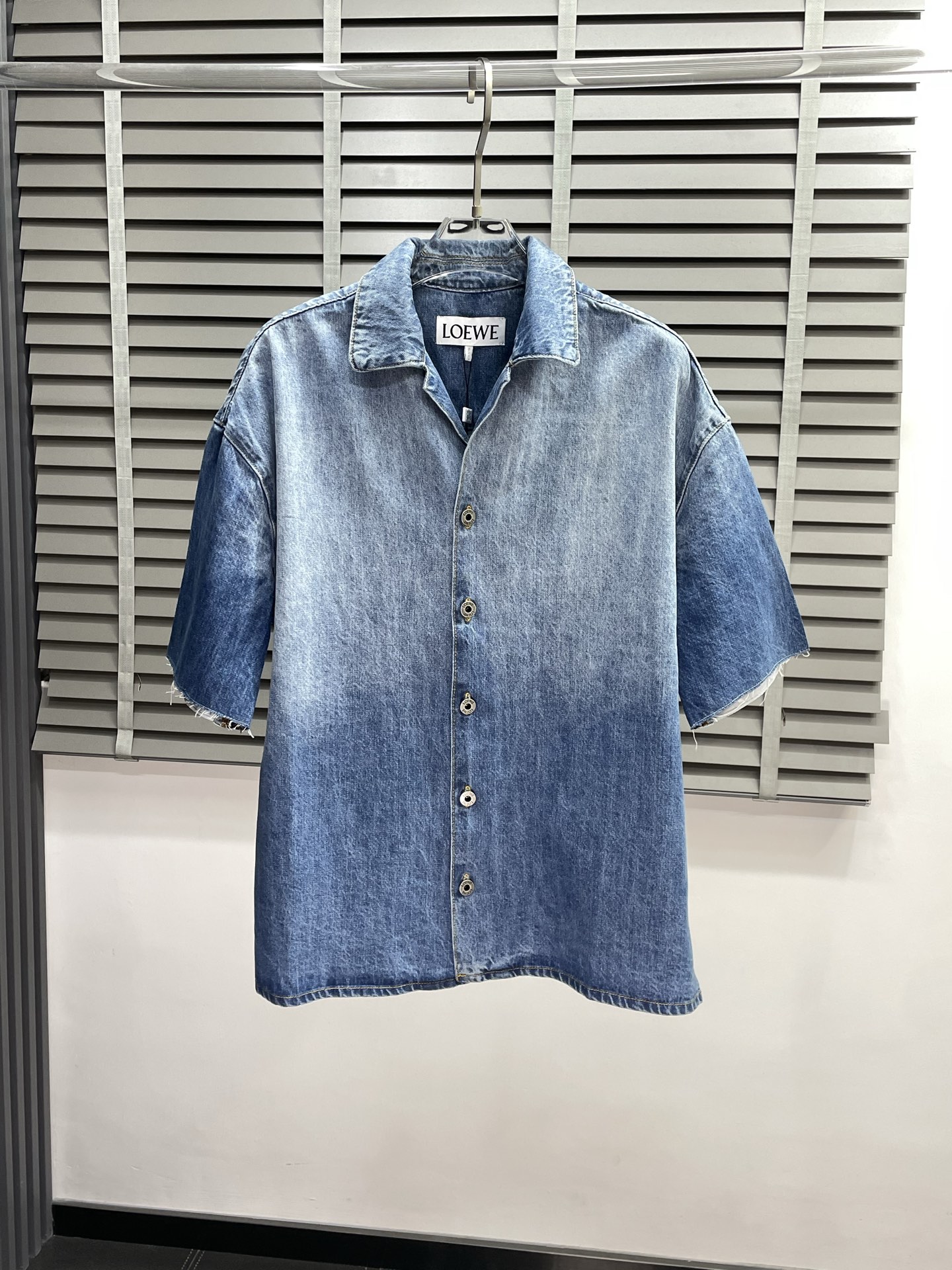 NO:501837,.LOEWE exclusively offers new original single men's casual denim short-sleeved cardigan, high-end customization, high-end version, fashionable and versatile imported fabric, super soft and delicate, skin-friendly and comfortable to wear, high-end boutique, OEM, fine-made top body, very good, men's essential items, three standards, 42.44.46.48,,loewe,loewe,T-shirt,alexander wang19860909.LOEWE罗意威独家专供新款原单男士休闲牛仔短袖开衫 高端定制 高端版本 时尚百搭爆款进口面料 手感超柔软细腻 穿着亲肤舒适 高端精品 代工厂精细做上身非常赞 男士必备单品 三标齐全 码数42.44.46.48,,loewe,loewe,T-shirt,alexander wang,Men's clothing