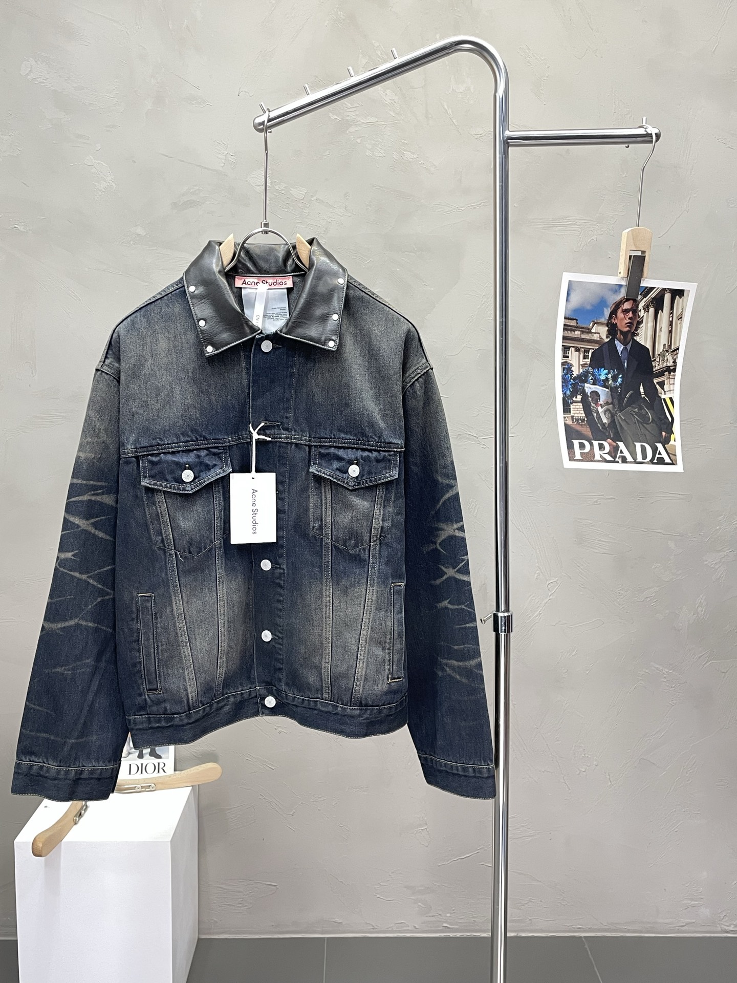 NO:503056,.Acne Studios exclusively offers the latest spring and autumn fashionable denim jackets. Classic design and design with great appearance. The quality is even more unscrupulous. You can buy it directly. You can't get it wrong!  Through the detailed pictures, you can feel its powerful aura. The imported fabric is both fashionable and functional, and the whole style looks more luxurious and atmospheric!  Size S-XL, acne studios,dior,jackets & coats,alexander wang19860909.Acne Studios独家专供最新春秋时尚牛仔外套 经典设计与颜值爆棚的设计 品质更是无法挑剔品控可以直接入手,不容过错的高端臻品！通过细节图片便可感受到它强悍的气场,进口面料 时尚与功能性兼备,整款显得更加的奢华大气！ 尺码S-XL,,acne studios,dior,jackets & coats,alexander wang,Men's clothing