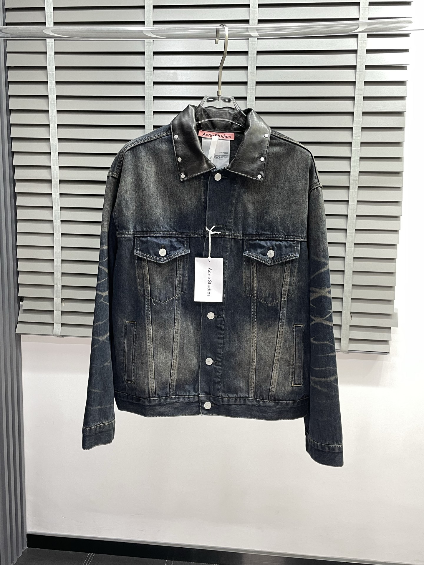 NO:501841,.Acne Studios exclusively offers the latest spring and autumn fashionable denim jackets. Classic design and design with great appearance. The quality is even more unscrupulous. You can buy it directly. You can't get it wrong!  Through the detailed pictures, you can feel its powerful aura. The imported fabric is both fashionable and functional, and the whole style looks more luxurious and atmospheric!  Size S-XL, acne studios,dior,jackets & coats,alexander wang19860909.Acne Studios独家专供最新春秋时尚牛仔外套 经典设计与颜值爆棚的设计 品质更是无法挑剔品控可以直接入手,不容过错的高端臻品！通过细节图片便可感受到它强悍的气场,进口面料 时尚与功能性兼备,整款显得更加的奢华大气！ 尺码S-XL,,acne studios,dior,jackets & coats,alexander wang,Men's clothing