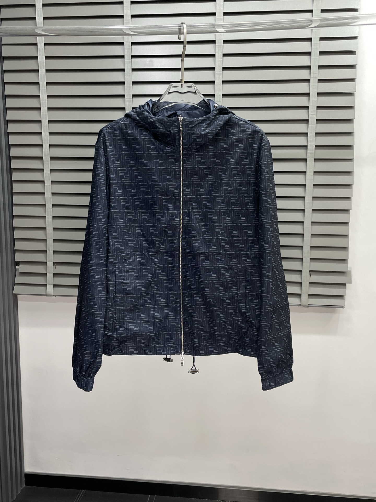 NO:501899,.FENDI exclusively offers the latest spring and autumn jackets, double-sided design, classic design and beautiful design. The quality is even more unscrupulous. You can buy it directly, which is not to be mistaken for high-end products!  Through the detailed pictures, you can feel its powerful aura. The imported fabric is both fashionable and functional, and the whole style looks more luxurious and atmospheric!  Size S-XL, fendi, fendi, jackets & coats, alexander wang19860909.FENDI芬迪独家专供最新春秋夹克 双面穿设计 经典设计与颜值爆棚的设计 品质更是无法挑剔品控可以直接入手,不容过错的高端臻品！通过细节图片便可感受到它强悍的气场,进口面料 时尚与功能性兼备,整款显得更加的奢华大气！ 尺码S-XL,,fendi,fendi,jackets & coats,alexander wang,Men's clothing