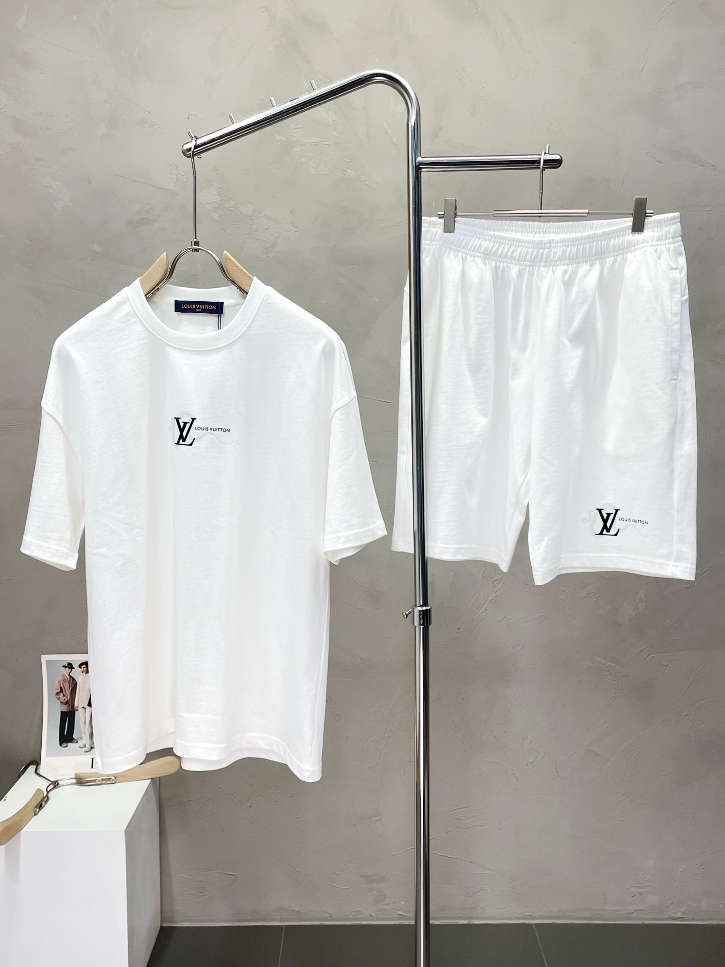 NO:502978,/Set. Louis Vuitton exclusively offers the same spring and summer set for the new counter, full of high-end feel!  The details are exquisite and high-end, and the workmanship is impeccable!  Imported fabrics are three-dimensional, exquisite and delicate. The original high-end double-sided jersey fabrics are very high-end!  The fabric is crisp, wrinkle-resistant, wear-resistant, moisture absorption, quick drying and breathable, neat and stylish. The code number M-2XL, louis vuitton, louis vuitton, alexander wang19860909/套. Louis Vuitton路易威登独家专供新款专柜同款春夏套装,高级感满满！细节精致高档,做工无可挑剔！进口面料 立体精致细腻.原版高端双面平纹针织面料很显高级！面料挺括抗皱耐磨,吸湿速干透气,利落有型.码数M-2XL,,louis vuitton,louis vuitton,alexander wang,Men's clothing