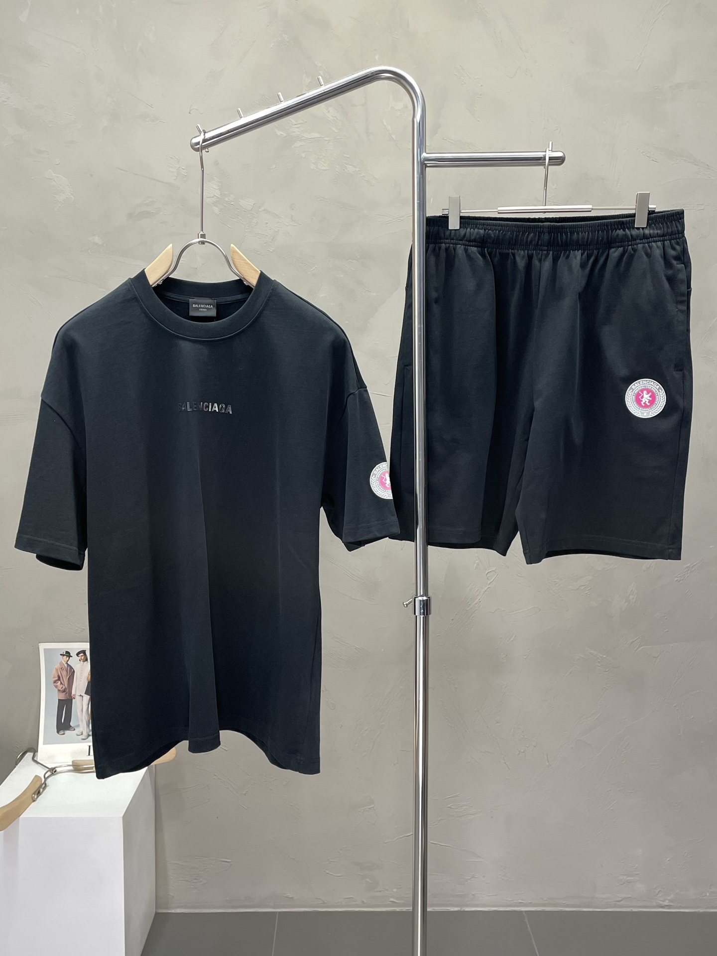 NO:500285,/set. Balenciaga exclusively offers the same spring and summer set for the new counter, full of high-end feel!  The details are exquisite and high-end, and the workmanship is impeccable!  Imported fabrics are three-dimensional, exquisite and delicate. The original high-end double-sided jersey fabrics are very high-end!  The fabric is crisp, wrinkle-resistant, wear-resistant, moisture absorption, quick drying and breathable, neat and stylish. Code number M-2XL, balenciaga, balenciaga, alexander wang19860909/套. Balenciaga巴黎世家独家专供新款专柜同款春夏套装,高级感满满！细节精致高档,做工无可挑剔！进口面料 立体精致细腻.原版高端双面平纹针织面料很显高级！面料挺括抗皱耐磨,吸湿速干透气,利落有型.码数M-2XL,,balenciaga,balenciaga,alexander wang,Men's clothing