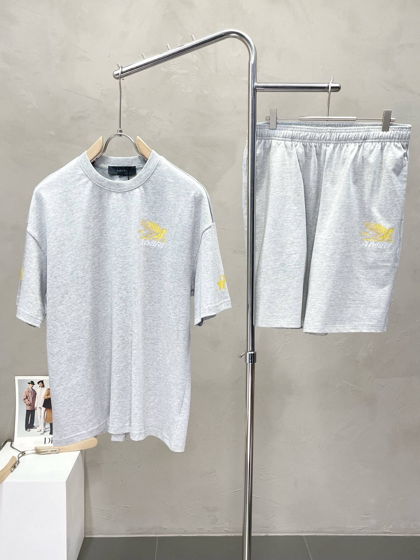 NO:502984,/Set. AMIRI exclusively offers the same spring and summer suits as new counters, full of high-end feel!  The details are exquisite and high-end, and the workmanship is impeccable!  Imported fabrics are three-dimensional, exquisite and delicate. The original high-end double-sided jersey fabrics are very high-end!  The fabric is crisp, wrinkle-resistant, wear-resistant, moisture absorption, quick drying and breathable, neat and stylish. The code number M-2XL, amiri, alexander wang19860909/套. AMIRI独家专供新款专柜同款春夏套装,高级感满满！细节精致高档,做工无可挑剔！进口面料 立体精致细腻.原版高端双面平纹针织面料很显高级！面料挺括抗皱耐磨,吸湿速干透气,利落有型.码数M-2XL,,amiri,alexander wang,Men's clothing