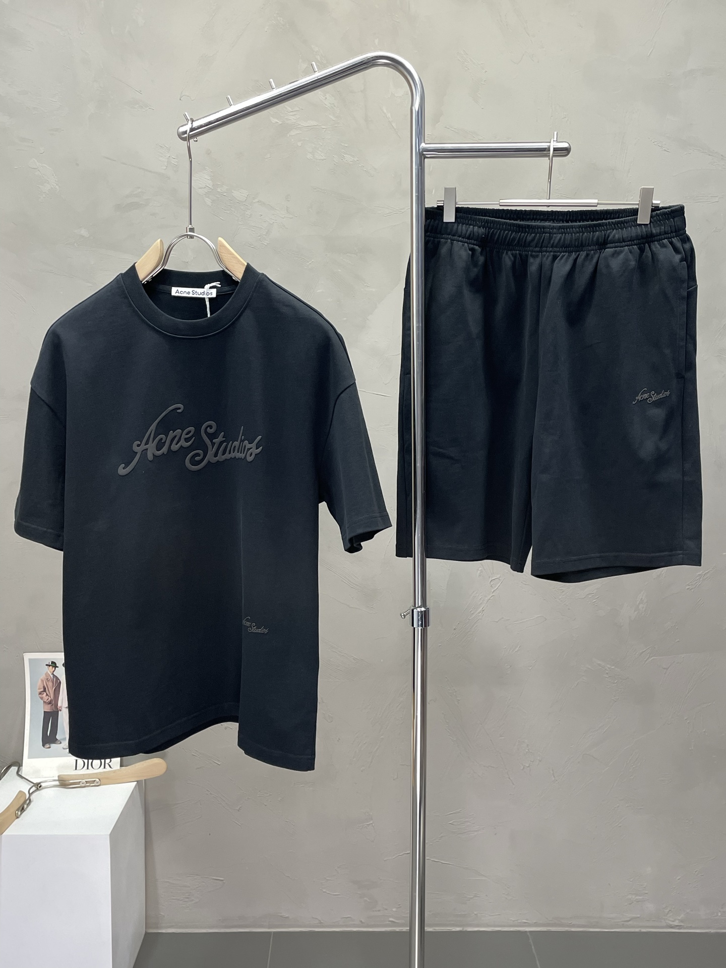 NO:500291,/set. Acne Studios exclusively offers the same spring and summer suits as new counters, full of high-end feel!  The details are exquisite and high-end, and the workmanship is impeccable!  Imported fabrics are three-dimensional, exquisite and delicate. The original high-end double-sided jersey fabrics are very high-end!  The fabric is crisp, wrinkle-resistant, wear-resistant, moisture absorption, quick drying and breathable, neat and stylish. The code number M-2XL, acne studios, dior, alexander wang19860909/套. Acne Studios独家专供新款专柜同款春夏套装,高级感满满！细节精致高档,做工无可挑剔！进口面料 立体精致细腻.原版高端双面平纹针织面料很显高级！面料挺括抗皱耐磨,吸湿速干透气,利落有型.码数M-2XL,,acne studios,dior,alexander wang,Men's clothing