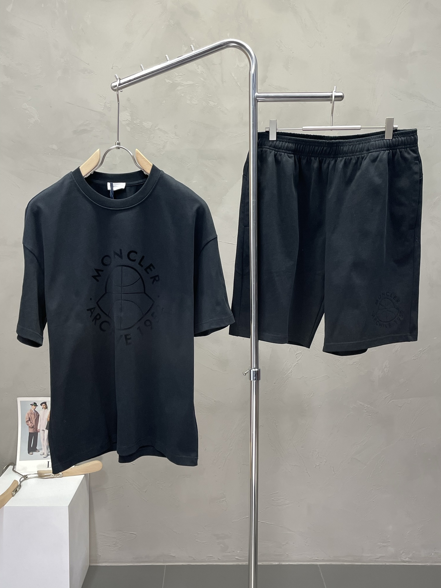 NO:500297,/Set.Moncler Mask exclusively provides the same spring and summer suit for the new counter, full of high-end feel!  The details are exquisite and high-end, and the workmanship is impeccable!  Imported fabrics are three-dimensional, exquisite and delicate. The original high-end double-sided jersey fabrics are very high-end!  The fabric is crisp, wrinkle-resistant, wear-resistant, moisture absorption, quick drying and breathable, neat and stylish. Code number M-2XL, Moncler, alexander wang19860909/套.Moncler蒙口独家专供新款专柜同款春夏套装,高级感满满！细节精致高档,做工无可挑剔！进口面料 立体精致细腻.原版高端双面平纹针织面料很显高级！面料挺括抗皱耐磨,吸湿速干透气,利落有型.码数M-2XL,,Moncler,alexander wang,Men's clothing