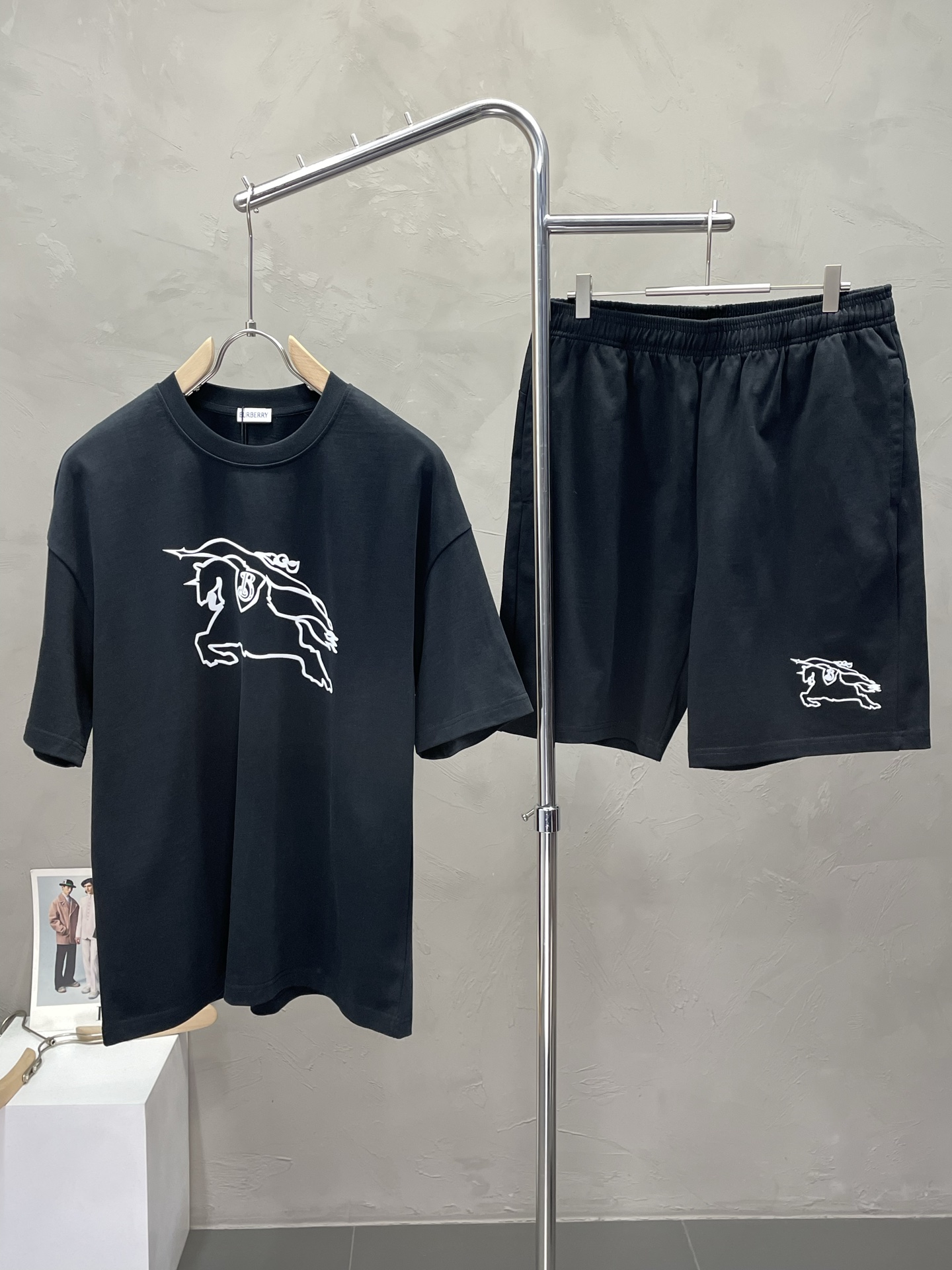 NO:502994,/Set. Burberry exclusively offers the same spring and summer suit for the new counter, full of high-end feel!  The details are exquisite and high-end, and the workmanship is impeccable!  Imported fabrics are three-dimensional, exquisite and delicate. The original high-end double-sided jersey fabrics are very high-end!  The fabric is crisp, wrinkle-resistant, wear-resistant, moisture absorption, quick drying and breathable, neat and stylish. Code number M-2XL, burberry, burberry, alexander wang19860909/套. Burberry巴宝莉独家专供新款专柜同款春夏套装,高级感满满！细节精致高档,做工无可挑剔！进口面料 立体精致细腻.原版高端双面平纹针织面料很显高级！面料挺括抗皱耐磨,吸湿速干透气,利落有型.码数M-2XL,,burberry,burberry,alexander wang,Men's clothing