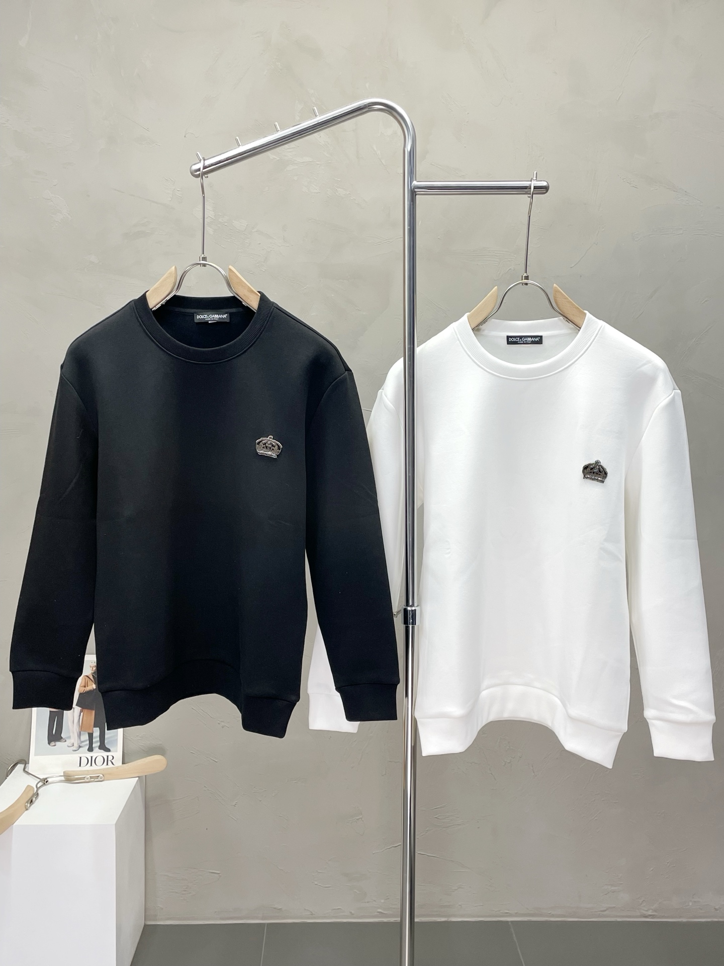 NO:500302,.Dolce & Gabbana exclusively offers the latest autumn and winter pullover sweatshirts. Classic design and design with great appearance. The quality is even more unscrupulous. You can buy it directly. You can't get it wrong! Through the detailed pictures, you can feel its powerful aura. The inner layer is filled with fleece fabric, which has a significant effect of keeping warm. You don’t have to worry about the chill at all! It is both fashionable and functional, and the whole style looks more luxurious and elegant! Size M-3XL, Dolce & Gabbana, Dolce & Gabbana, hoodie, sweatshirts, alexander wang19860909.Dolce&Gabbana杜嘉班纳独家专供最新秋冬套头卫衣 经典设计与颜值爆棚的设计 品质更是无法挑剔品控可以直接入手,不容过错的高端臻品！通过细节图片便可感受到它强悍的气场,内里加绒面料 聚温保暖效果显著,完全不用担心会有一点寒意！时尚与功能性兼备,整款显得更加的奢华大气！ 尺码M-3XL,,Dolce&Gabbana,Dolce&Gabbana,hoodie,sweatshirts,alexander wang,Men's clothing