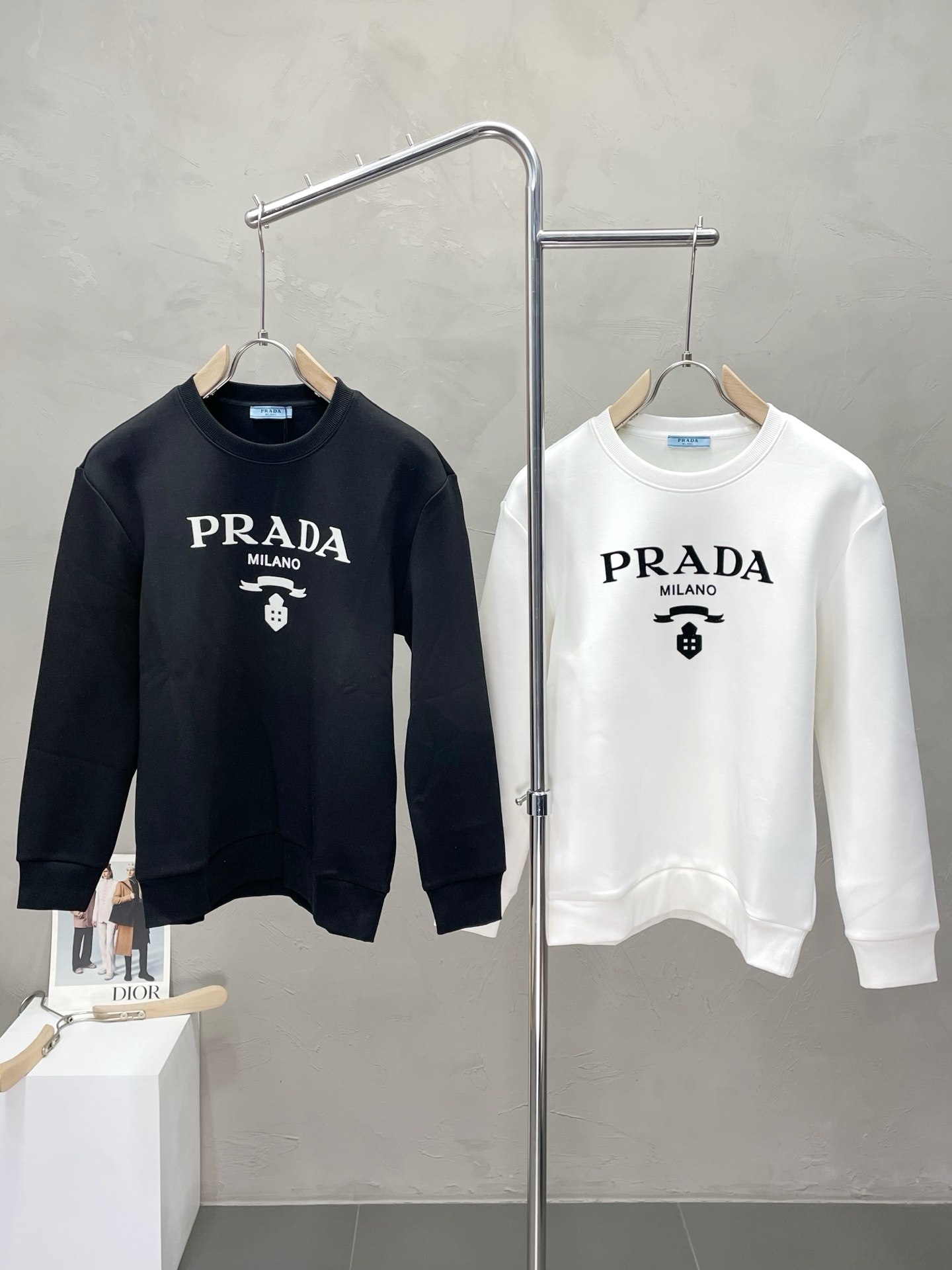 NO:500308,.Prada exclusively offers the latest autumn and winter pullover sweatshirts. Classic design and design with great appearance. The quality is even more unscrupulous. You can buy it directly. You can't get it wrong! Through the detailed pictures, you can feel its powerful aura. The inner layer is filled with fleece fabric, which has a significant effect of keeping warm. You don’t have to worry about the chill at all! It is both fashionable and functional, and the whole style looks more luxurious and elegant! Size M-3XL, prada, prada, hoodie, sweatshirts, alexander wang19860909.Prada普拉达独家专供最新秋冬套头卫衣 经典设计与颜值爆棚的设计 品质更是无法挑剔品控可以直接入手,不容过错的高端臻品！通过细节图片便可感受到它强悍的气场,内里加绒面料 聚温保暖效果显著,完全不用担心会有一点寒意！时尚与功能性兼备,整款显得更加的奢华大气！ 尺码M-3XL,,prada,prada,hoodie,sweatshirts,alexander wang,Men's clothing