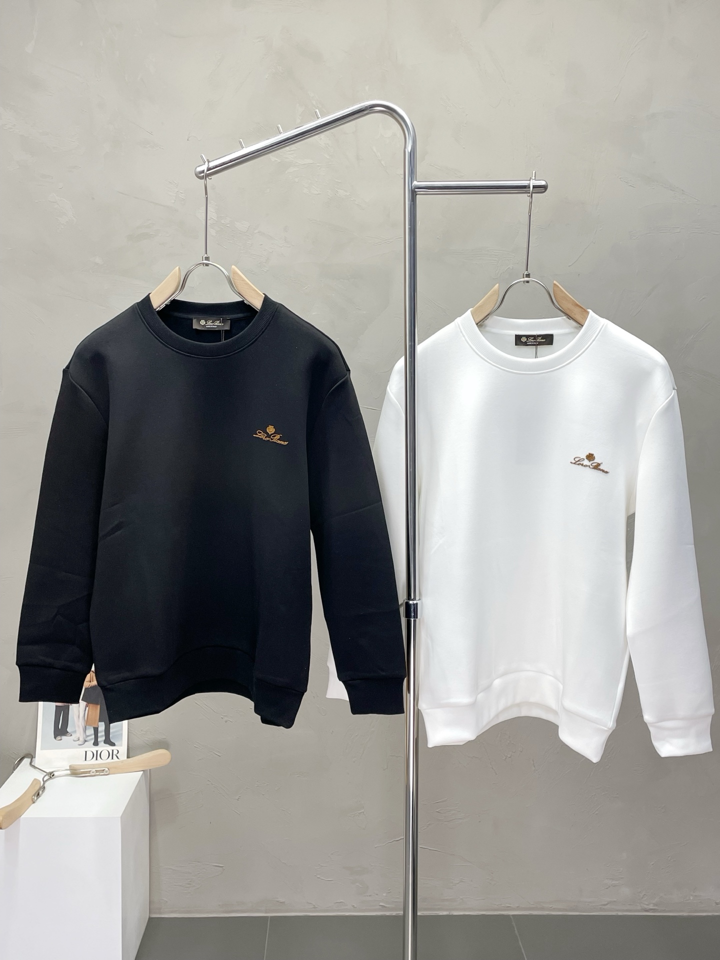 NO:502964,.LP-Loro Piana exclusively offers the latest autumn and winter pullover sweatshirts. Classic design and design with great appearance. The quality is even more unscrupulous. You can buy it directly. You can't get it wrong! Through the detailed pictures, you can feel its powerful aura. The inner layer is filled with fleece fabric, which has a significant effect of keeping warm. You don’t have to worry about the chill at all! It is both fashionable and functional, and the whole style looks more luxurious and elegant! Size M-3XL, loro piana, loro piana, hoodie, sweatshirts, alexander wang19860909.LP-Loro Piana诺悠翩雅独家专供最新秋冬套头卫衣 经典设计与颜值爆棚的设计 品质更是无法挑剔品控可以直接入手,不容过错的高端臻品！通过细节图片便可感受到它强悍的气场,内里加绒面料 聚温保暖效果显著,完全不用担心会有一点寒意！时尚与功能性兼备,整款显得更加的奢华大气！ 尺码M-3XL,,loro piana,loro piana,hoodie,sweatshirts,alexander wang,Men's clothing