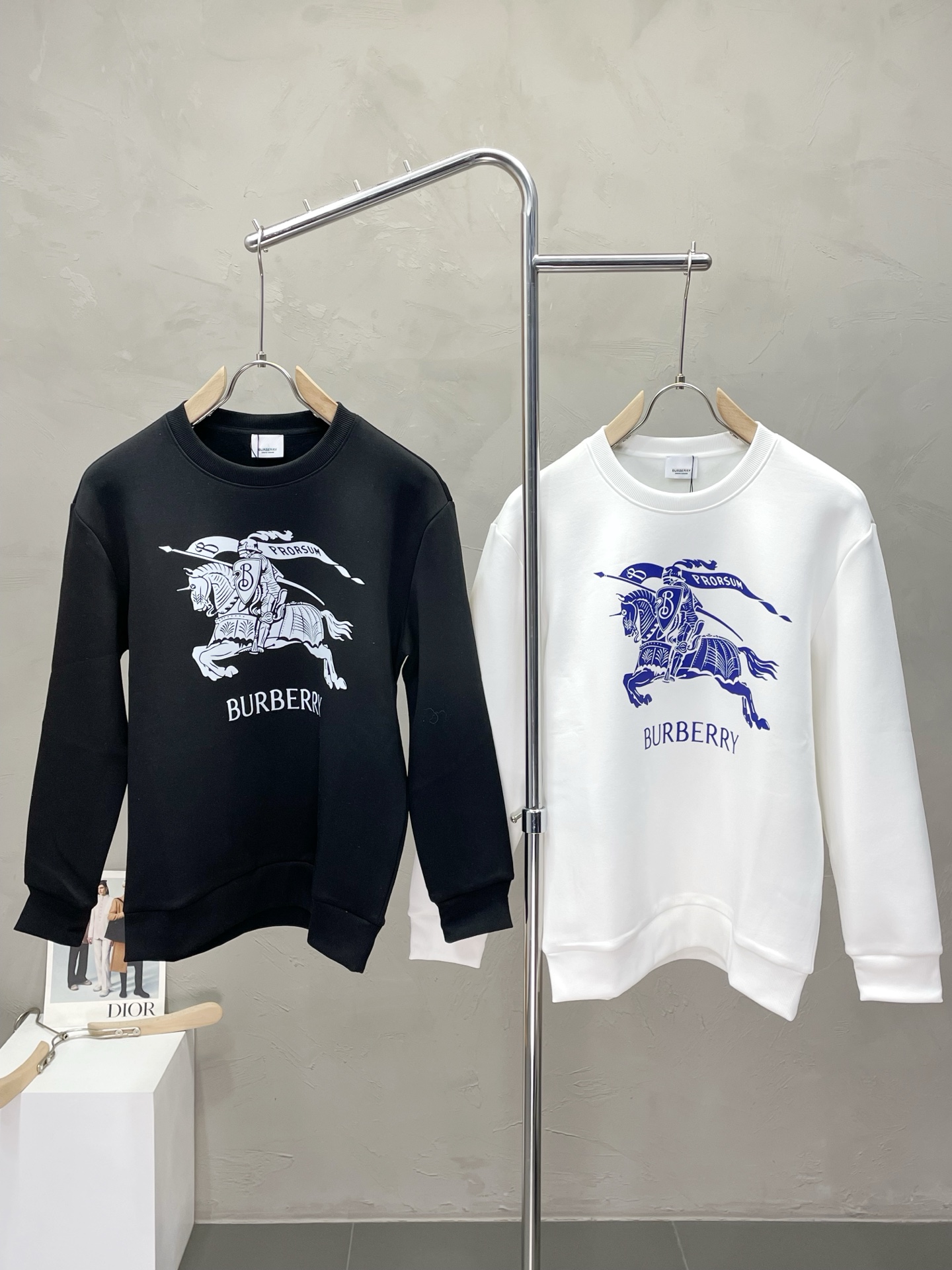 NO:500260,.Burberry exclusively offers the latest autumn and winter pullover sweatshirts. Classic design and design with great appearance. The quality is even more unscrupulous. You can buy it directly. You can't get it wrong! Through the detailed pictures, you can feel its powerful aura. The inner layer is filled with fleece fabric, which has a significant effect of keeping warm. You don’t have to worry about the chill at all! It is both fashionable and functional, and the whole style looks more luxurious and elegant! Size M-3XL, Burberry, Burberry, hoodie, sweatshirts, alexander wang19860909.Burberry巴宝莉独家专供最新秋冬套头卫衣 经典设计与颜值爆棚的设计 品质更是无法挑剔品控可以直接入手,不容过错的高端臻品！通过细节图片便可感受到它强悍的气场,内里加绒面料 聚温保暖效果显著,完全不用担心会有一点寒意！时尚与功能性兼备,整款显得更加的奢华大气！ 尺码M-3XL,,burberry,burberry,hoodie,sweatshirts,alexander wang,Men's clothing