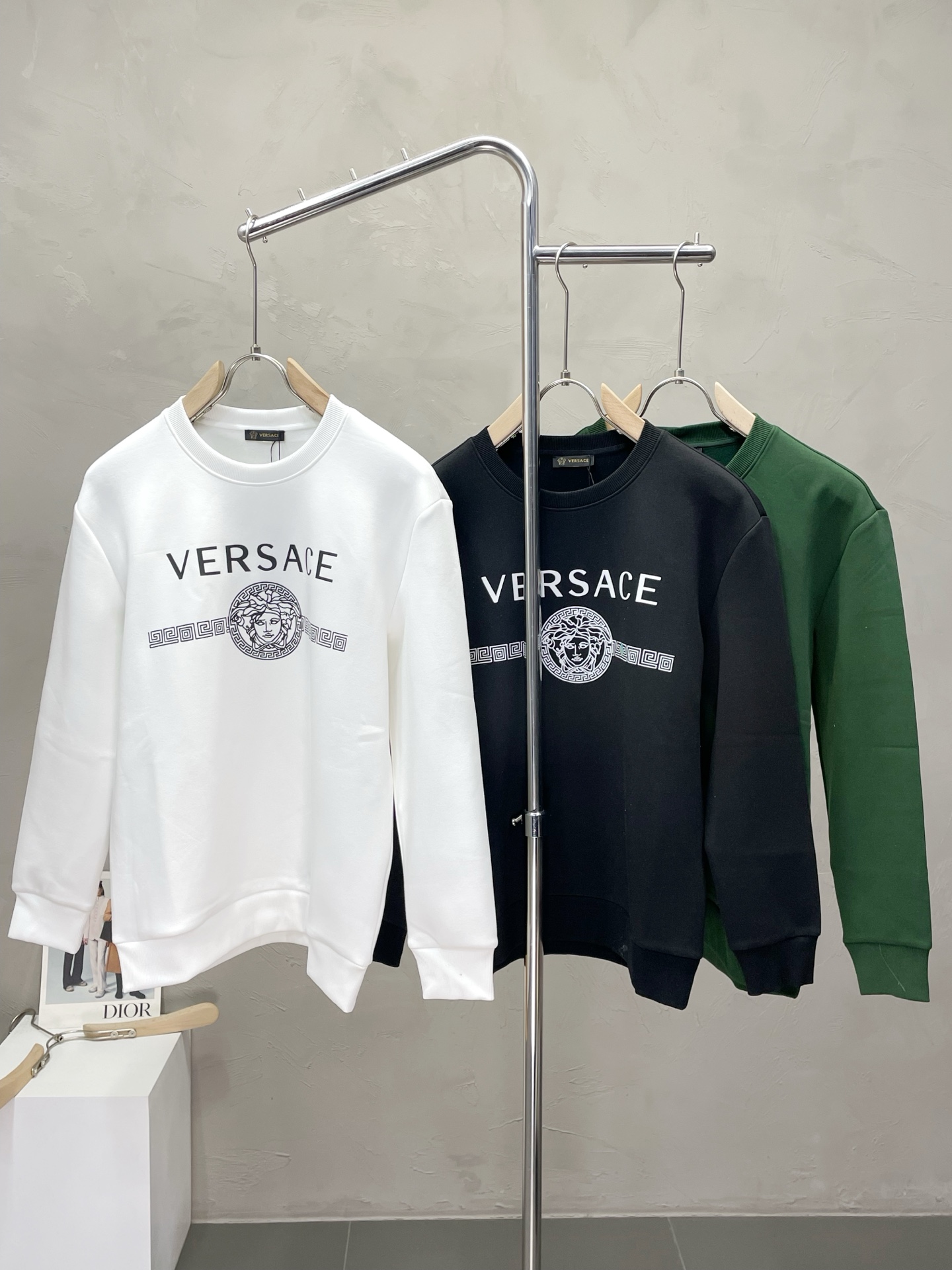 NO:500264,.VERSACE Versace exclusively provides the latest autumn and winter pullover sweatshirts. Classic design and design with great appearance. The quality is even more difficult to be picky about. You can buy it directly. You can’t get it wrong! Through the detailed pictures, you can feel its powerful aura. The inner layer is filled with fleece fabric, which has a significant effect of keeping warm. You don’t have to worry about the chill at all! It is both fashionable and functional, and the whole style looks more luxurious and elegant! Size M-3XL, versace, versace, hoodie, sweatshirts, alexander wang19860909.VERSACE范思哲独家专供最新秋冬套头卫衣 经典设计与颜值爆棚的设计 品质更是无法挑剔品控可以直接入手,不容过错的高端臻品！通过细节图片便可感受到它强悍的气场,内里加绒面料 聚温保暖效果显著,完全不用担心会有一点寒意！时尚与功能性兼备,整款显得更加的奢华大气！ 尺码M-3XL,,versace,versace,hoodie,sweatshirts,alexander wang,Men's clothing