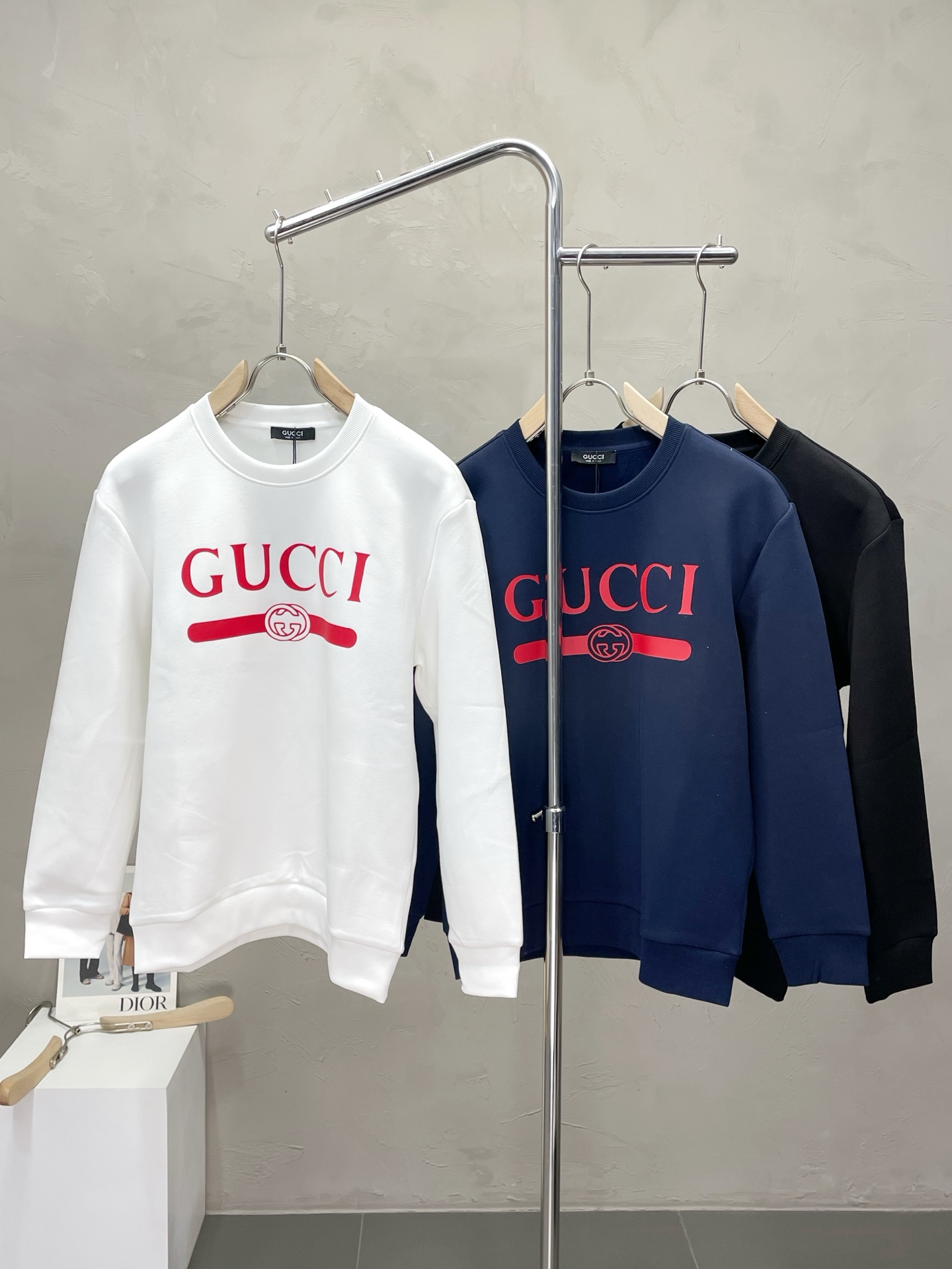 NO:502973,.Gucci exclusively provides the latest autumn and winter pullover sweatshirts. Classic design and design with great appearance. The quality is even more unscrupulous. You can buy it directly. You can't get it wrong! Through the detailed pictures, you can feel its powerful aura. The inner layer is filled with fleece fabric, which has a significant effect of keeping warm. You don’t have to worry about the chill at all! It is both fashionable and functional, and the whole style looks more luxurious and elegant! Size M-3XL, gucci, gucci, hoodie, sweatshirts, alexander wang19860909.Gucci古驰独家专供最新秋冬套头卫衣 经典设计与颜值爆棚的设计 品质更是无法挑剔品控可以直接入手,不容过错的高端臻品！通过细节图片便可感受到它强悍的气场,内里加绒面料 聚温保暖效果显著,完全不用担心会有一点寒意！时尚与功能性兼备,整款显得更加的奢华大气！ 尺码M-3XL,,gucci,gucci,hoodie,sweatshirts,alexander wang,Men's clothing