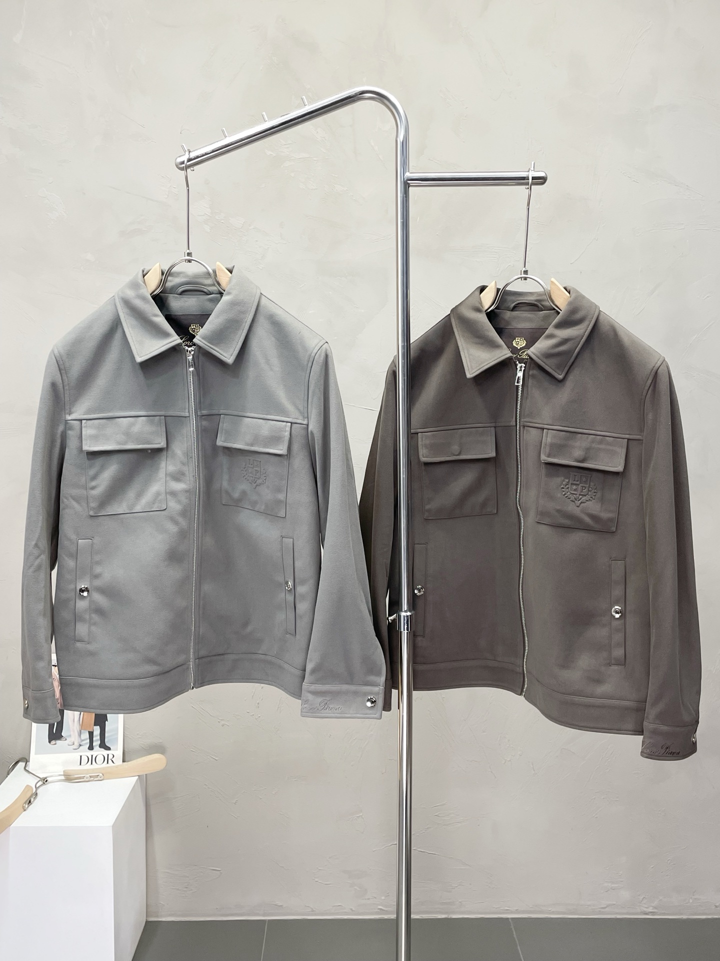 NO:501853,.LP-Loro Piana exclusively offers the latest fashionable autumn and winter jackets, a jacket with a classic design and appearance, and the quality is even more unscrupulous. You can buy it directly, which is not to be mistaken for high-end products! Through the detailed pictures, you can feel its powerful aura, and the warm-concentration effect is significant, so you don’t have to worry about the chill at all! It is both fashionable and functional, and the whole style looks more luxurious and elegant! Size 48-56, loro piana,loro piana,jackets & coats,jackets & coats,alexander wang19860909.LP-Loro Piana 诺悠翩雅独家专供最新时尚秋冬夹克,经典设计感与颜值爆棚的外套,品质更是无法挑剔品控可以直接入手,不容过错的高端臻品！通过细节图片便可感受到它强悍的气场,聚温保暖效果显著,完全不用担心会有一点寒意！时尚与功能性兼备,整款显得更加的奢华大气！ 尺码48-56,,loro piana,loro piana,jackets & coats,jackets & coats,alexander wang,Men's clothing