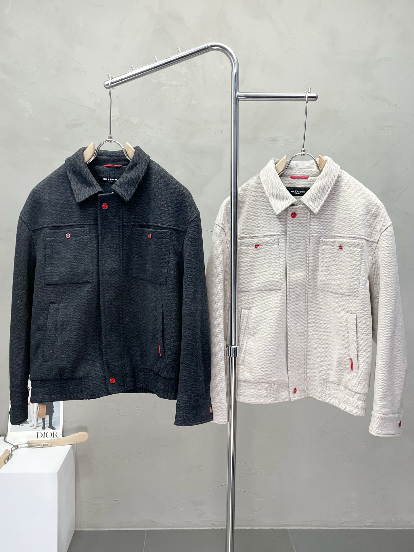 NO:502990,.KITON exclusively offers the latest fashionable autumn and winter jackets, a jacket with a classic design and great appearance. The quality is even more unscrupulous. You can buy it directly. You can’t get it wrong! Through the detailed pictures, you can feel its powerful aura, and the warm-concentration effect is significant, so you don’t have to worry about the chill at all! It is both fashionable and functional, and the whole style looks more luxurious and elegant! Size 48-56, Jackets & coats, Jackets & coats, Alexander wang19860909.KITON独家专供最新时尚秋冬夹克,经典设计感与颜值爆棚的外套,品质更是无法挑剔品控可以直接入手,不容过错的高端臻品！通过细节图片便可感受到它强悍的气场,聚温保暖效果显著,完全不用担心会有一点寒意！时尚与功能性兼备,整款显得更加的奢华大气！ 尺码48-56,,jackets & coats,jackets & coats,alexander wang,Men's clothing