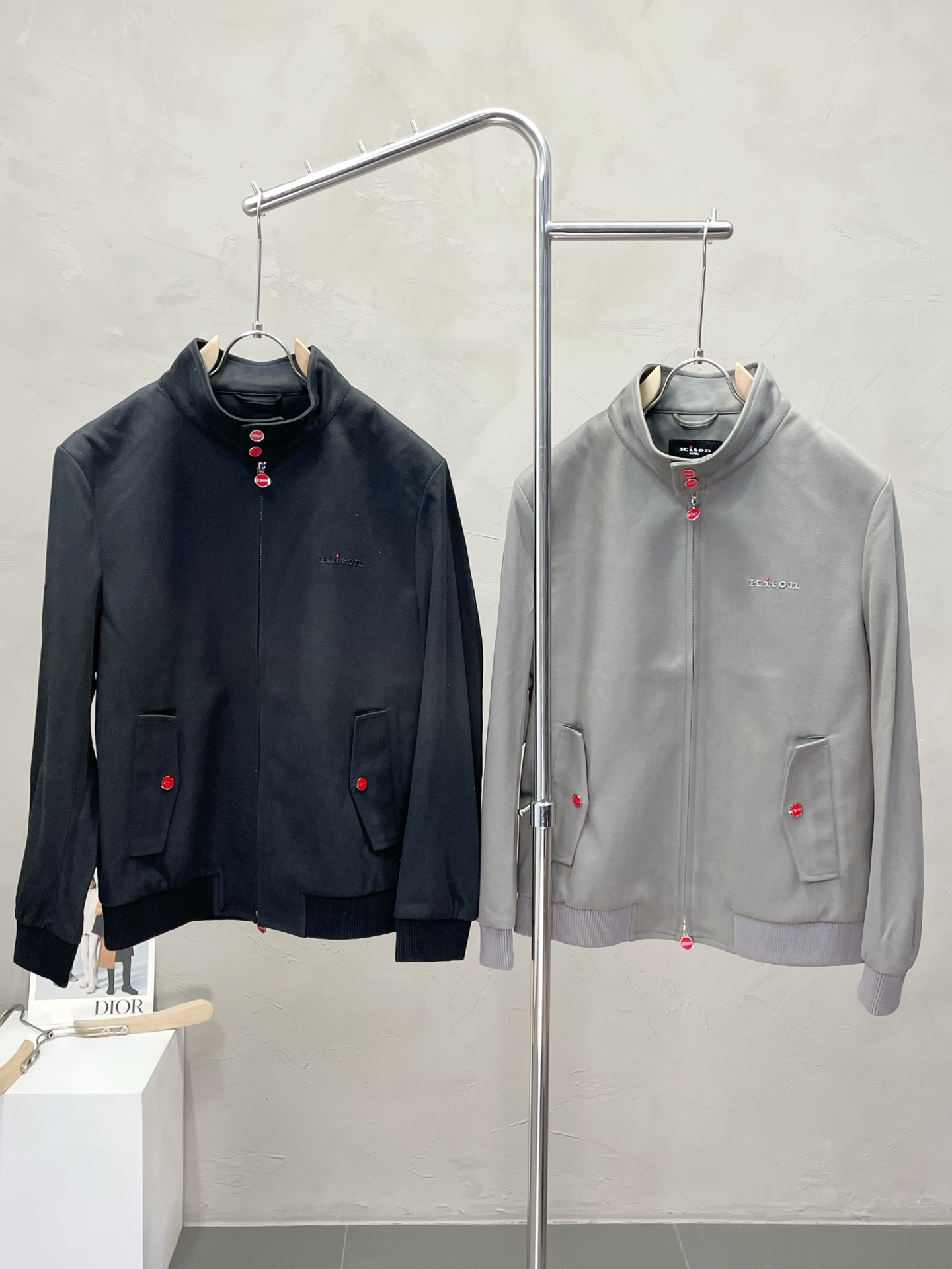 NO:501859,.KITON exclusively offers the latest fashionable autumn and winter jackets, a jacket with a classic design and great appearance. The quality is even more unscrupulous. You can buy it directly. You can’t get it wrong! Through the detailed pictures, you can feel its powerful aura, and the warm-concentration effect is significant, so you don’t have to worry about the chill at all! It is both fashionable and functional, and the whole style looks more luxurious and elegant! Size 48-56, Jackets & coats, Jackets & coats, Alexander wang19860909.KITON独家专供最新时尚秋冬夹克,经典设计感与颜值爆棚的外套,品质更是无法挑剔品控可以直接入手,不容过错的高端臻品！通过细节图片便可感受到它强悍的气场,聚温保暖效果显著,完全不用担心会有一点寒意！时尚与功能性兼备,整款显得更加的奢华大气！ 尺码48-56,,jackets & coats,jackets & coats,alexander wang,Men's clothing