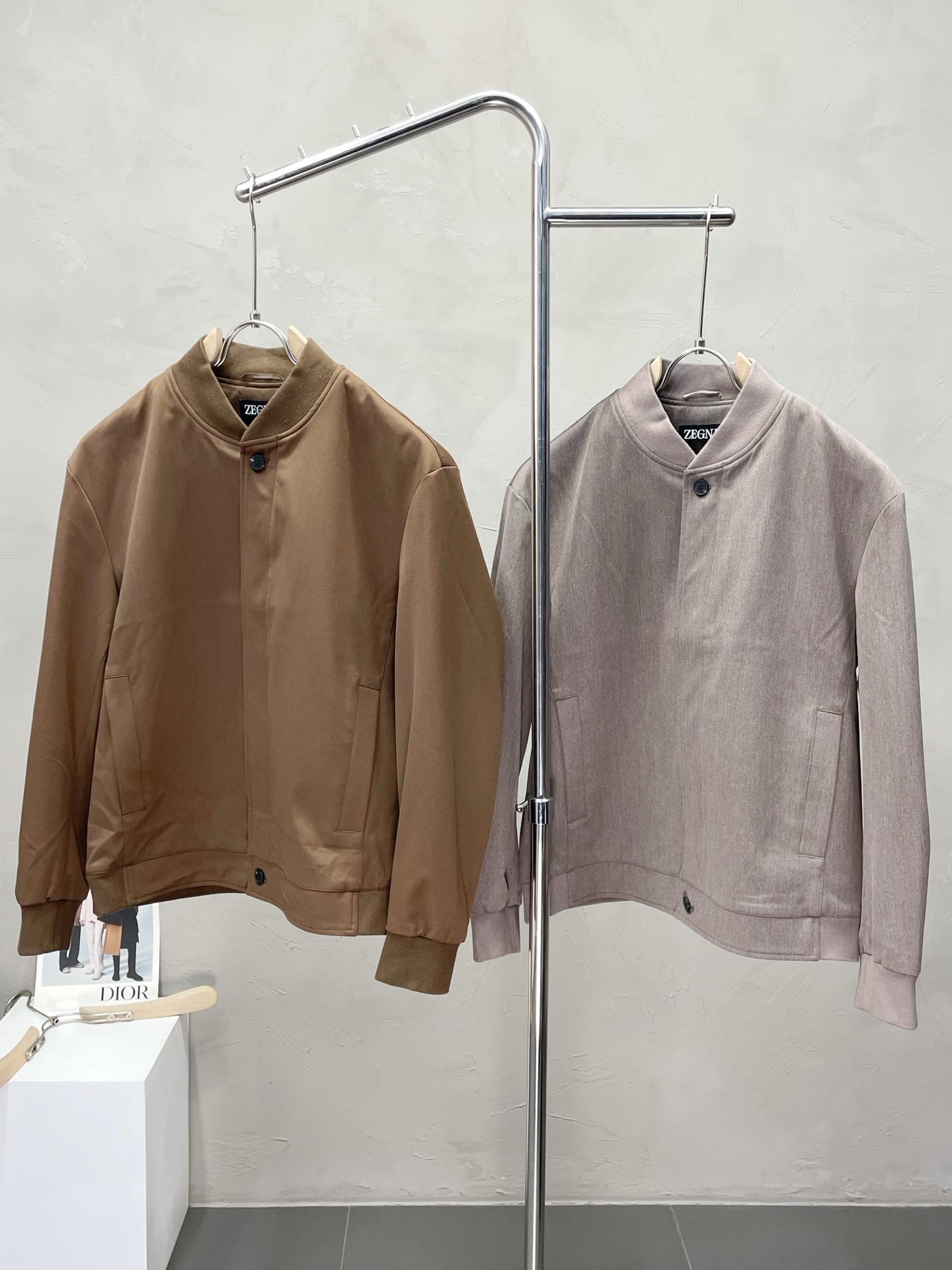 NO:501865,.ZEGNA exclusively offers the latest fashionable autumn and winter jackets, a jacket with a classic design and great appearance. The quality is even more unscrupulous. You can buy it directly. You can’t get it wrong! Through the detailed pictures, you can feel its powerful aura, and the warm-concentration effect is significant, so you don’t have to worry about the chill at all! It is both fashionable and functional, and the whole style looks more luxurious and elegant! Size 48-56, zegna, jackets & coats, jackets & coats, alexander wang19860909.ZEGNA杰尼亚独家专供最新时尚秋冬夹克,经典设计感与颜值爆棚的外套,品质更是无法挑剔品控可以直接入手,不容过错的高端臻品！通过细节图片便可感受到它强悍的气场,聚温保暖效果显著,完全不用担心会有一点寒意！时尚与功能性兼备,整款显得更加的奢华大气！ 尺码48-56,,zegna,jackets & coats,jackets & coats,alexander wang,Men's clothing