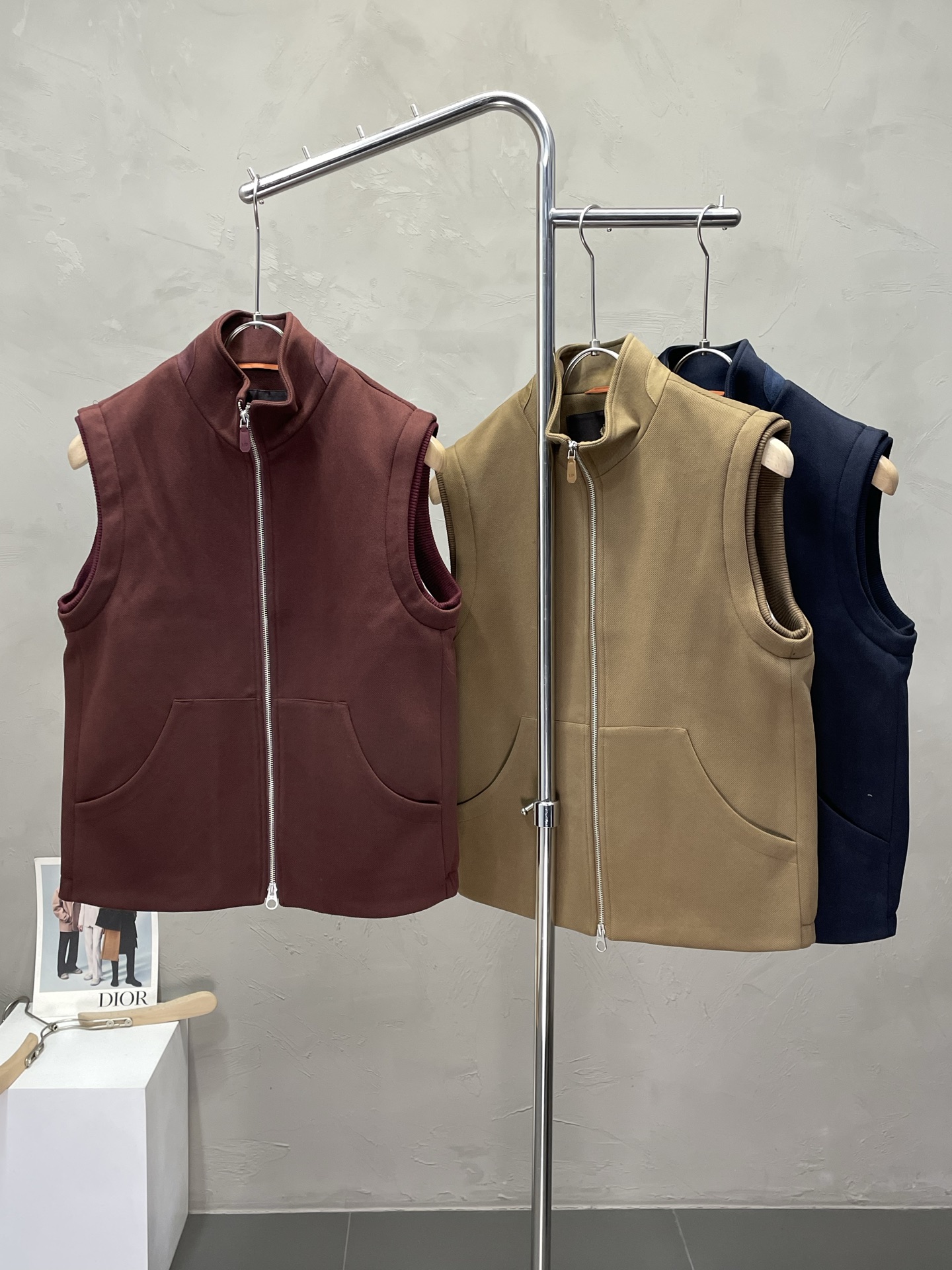 NO:503010,.LP-Loro Piana exclusively offers the latest fashionable autumn and winter vests. A jacket with a classic design and appearance, and the quality is even more unscrupulous. You can buy it directly. You can't get it right! Through the detailed pictures, you can feel its powerful aura, and the warm-concentration effect is significant, so you don’t have to worry about the chill at all! It is both fashionable and functional, and the whole style looks more luxurious and elegant! Size 48-56, loro piana, loro piana, jackets & coats, alexander wang19860909.LP-Loro Piana 诺悠翩雅独家专供最新时尚秋冬马甲 经典设计感与颜值爆棚的外套,品质更是无法挑剔品控可以直接入手,不容过错的高端臻品！通过细节图片便可感受到它强悍的气场,聚温保暖效果显著,完全不用担心会有一点寒意！时尚与功能性兼备,整款显得更加的奢华大气！ 尺码48-56,,loro piana,loro piana,jackets & coats,alexander wang,Men's clothing