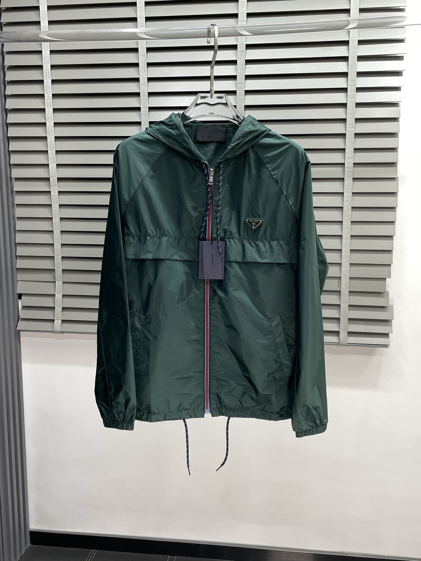 NO:501904,.Prada exclusively offers the latest fashionable spring and summer recycled nylon hooded jacket. A classic jacket with a strong sense of design and appearance. The quality is even more unscrupulous. You can buy it directly. You can't get it wrong! Through the detailed pictures, you can feel its powerful aura, and the warm-concentration effect is significant, so you don’t have to worry about the chill at all! It is both fashionable and functional, and the whole style looks more luxurious and elegant! Size 46-52, prada, prada, jackets & coats, jackets & coats, hats, alexander wang19860909.Prada普拉达独家专供最新时尚春夏再生尼龙连帽夹克 经典设计感与颜值爆棚的外套,品质更是无法挑剔品控可以直接入手,不容过错的高端臻品！通过细节图片便可感受到它强悍的气场,聚温保暖效果显著,完全不用担心会有一点寒意！时尚与功能性兼备,整款显得更加的奢华大气！ 尺码46-52,,prada,prada,jackets & coats,jackets & coats,hats,alexander wang,Men's clothing