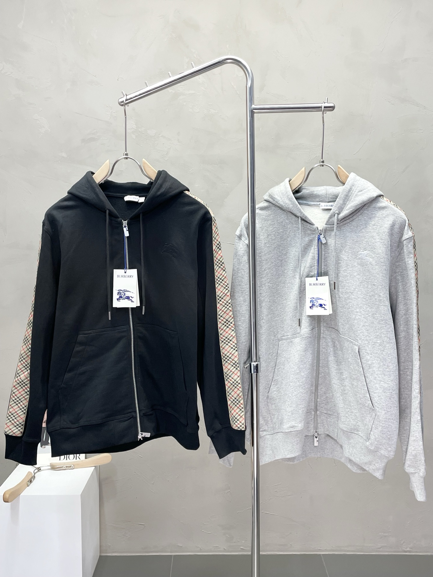 NO:503065,.Burberry exclusively offers the latest fashionable spring and autumn webbing hooded sweatshirt jacket. A classic design and superb jacket. The quality is even more unscrupulous. You can buy it directly. You can't get it wrong! Through the detailed pictures, you can feel its powerful aura, and the warm-concentration effect is significant, so you don’t have to worry about the chill at all! It is both fashionable and functional, and the whole style looks more luxurious and elegant! Size S-XL, Burberry, Burberry, hoodie, sweatshirts, jackets & coats, hats, alexander wang19860909.Burberry巴宝莉独家专供最新时尚春秋织带饰边连帽卫衣外套 经典设计感与颜值爆棚的外套,品质更是无法挑剔品控可以直接入手,不容过错的高端臻品！通过细节图片便可感受到它强悍的气场,聚温保暖效果显著,完全不用担心会有一点寒意！时尚与功能性兼备,整款显得更加的奢华大气！ 尺码S-XL,,burberry,burberry,hoodie,sweatshirts,jackets & coats,hats,alexander wang,Men's clothing