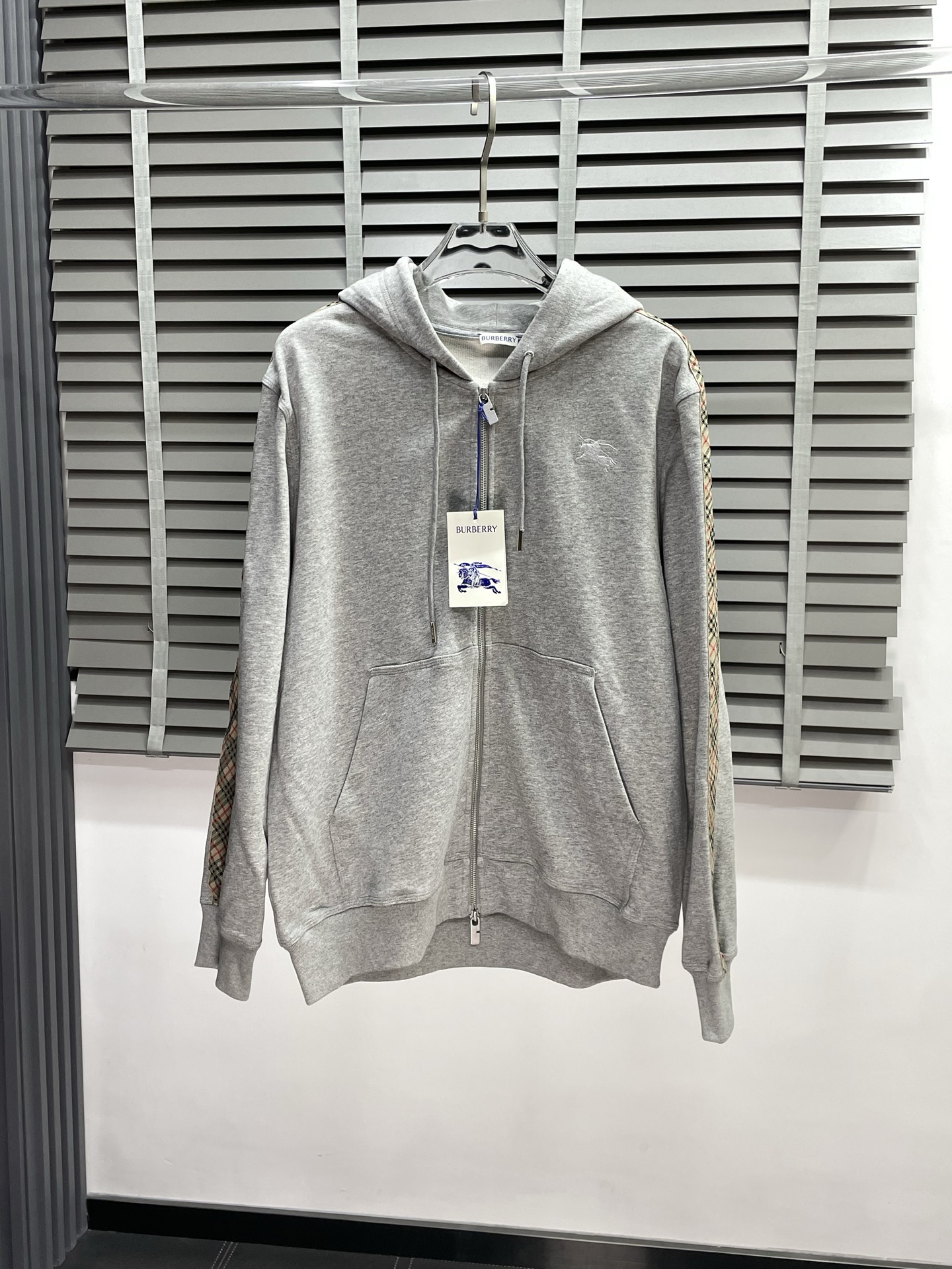 NO:501885,.Burberry exclusively offers the latest fashionable spring and autumn webbing hooded sweatshirt jacket. A classic design and superb jacket. The quality is even more unscrupulous. You can buy it directly. You can't get it wrong! Through the detailed pictures, you can feel its powerful aura, and the warm-concentration effect is significant, so you don’t have to worry about the chill at all! It is both fashionable and functional, and the whole style looks more luxurious and elegant! Size S-XL, Burberry, Burberry, hoodie, sweatshirts, jackets & coats, hats, alexander wang19860909.Burberry巴宝莉独家专供最新时尚春秋织带饰边连帽卫衣外套 经典设计感与颜值爆棚的外套,品质更是无法挑剔品控可以直接入手,不容过错的高端臻品！通过细节图片便可感受到它强悍的气场,聚温保暖效果显著,完全不用担心会有一点寒意！时尚与功能性兼备,整款显得更加的奢华大气！ 尺码S-XL,,burberry,burberry,hoodie,sweatshirts,jackets & coats,hats,alexander wang,Men's clothing