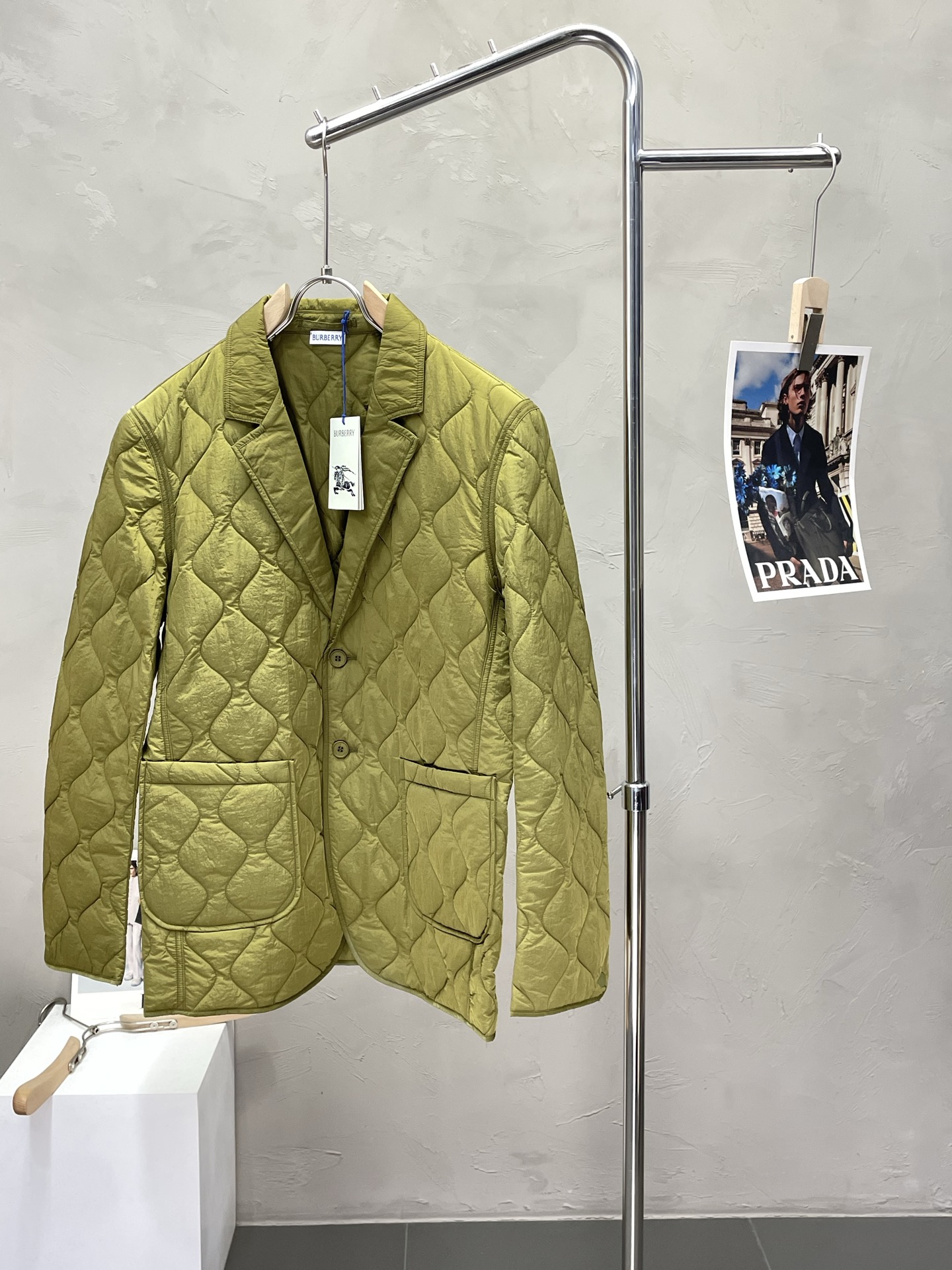 NO:504764,.Burberry exclusively offers the latest fashionable autumn and winter cotton jackets. A jacket with a classic design and appearance. It is even more difficult to pick and control. You can buy it directly. You can't get it wrong! Through the detailed pictures, you can feel its powerful aura, and the warm-concentration effect is significant, so you don’t have to worry about the chill at all! It is both fashionable and functional, and the whole style looks more luxurious and elegant! Size M-3XL, burberry, burberry, jackets & coats, jackets & coats, alexander wang19860909.Burberry巴宝莉独家专供最新时尚秋冬棉服夹克 经典设计感与颜值爆棚的外套,品质更是无法挑剔品控可以直接入手,不容过错的高端臻品！通过细节图片便可感受到它强悍的气场,聚温保暖效果显著,完全不用担心会有一点寒意！时尚与功能性兼备,整款显得更加的奢华大气！ 尺码M-3XL,,burberry,burberry,jackets & coats,jackets & coats,alexander wang,Men's clothing