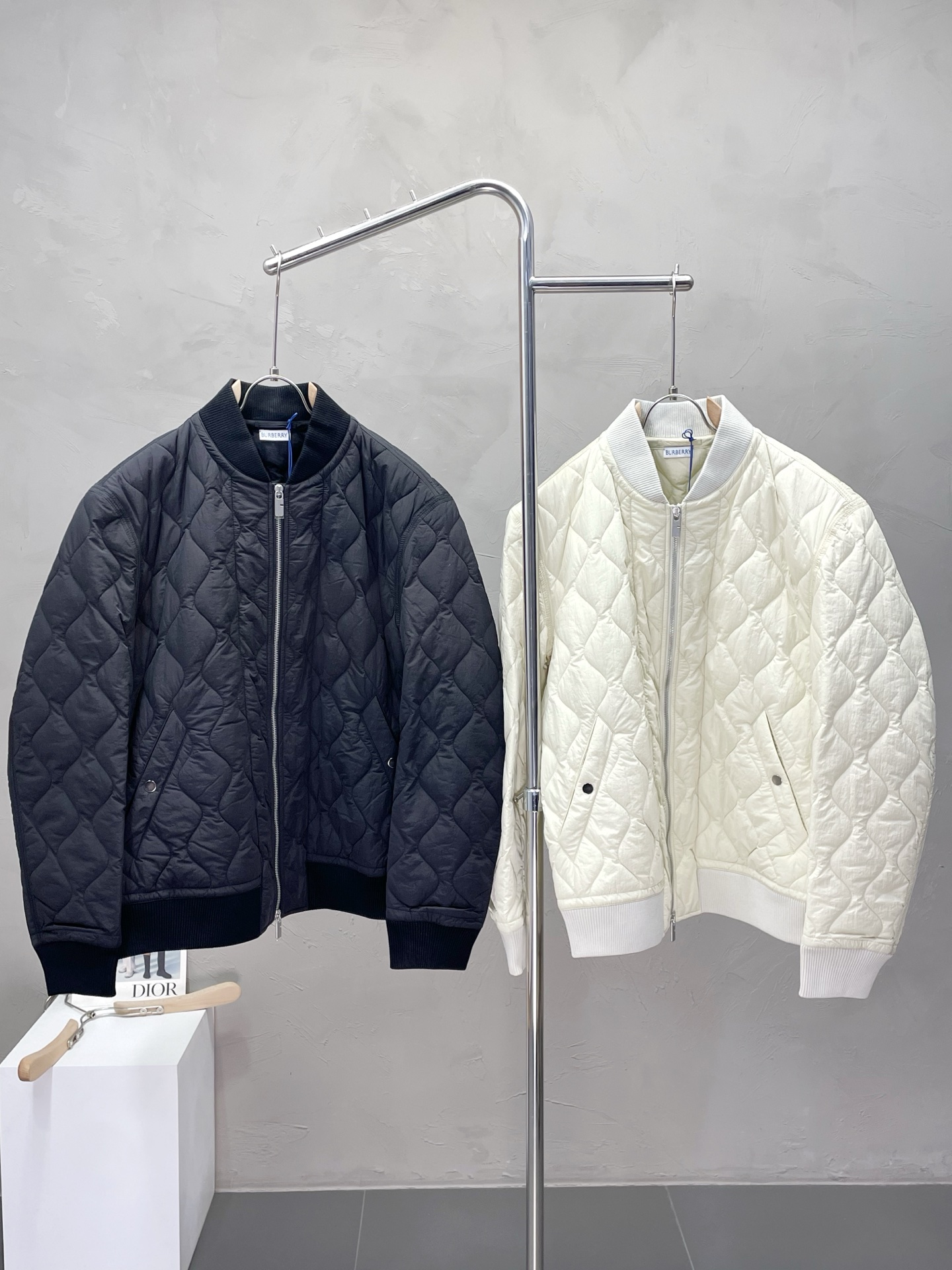 NO:504795,.Burberry exclusively offers the latest fashionable autumn and winter cotton jackets. A jacket with a classic design and appearance. It is even more difficult to pick and control. You can buy it directly. You can't get it wrong! Through the detailed pictures, you can feel its powerful aura, and the warm-concentration effect is significant, so you don’t have to worry about the chill at all! It is both fashionable and functional, and the whole style looks more luxurious and elegant! Size M-3XL, burberry, burberry, jackets & coats, jackets & coats, alexander wang19860909.Burberry巴宝莉独家专供最新时尚秋冬棉服夹克 经典设计感与颜值爆棚的外套,品质更是无法挑剔品控可以直接入手,不容过错的高端臻品！通过细节图片便可感受到它强悍的气场,聚温保暖效果显著,完全不用担心会有一点寒意！时尚与功能性兼备,整款显得更加的奢华大气！ 尺码M-3XL,,burberry,burberry,jackets & coats,jackets & coats,alexander wang,Men's clothing