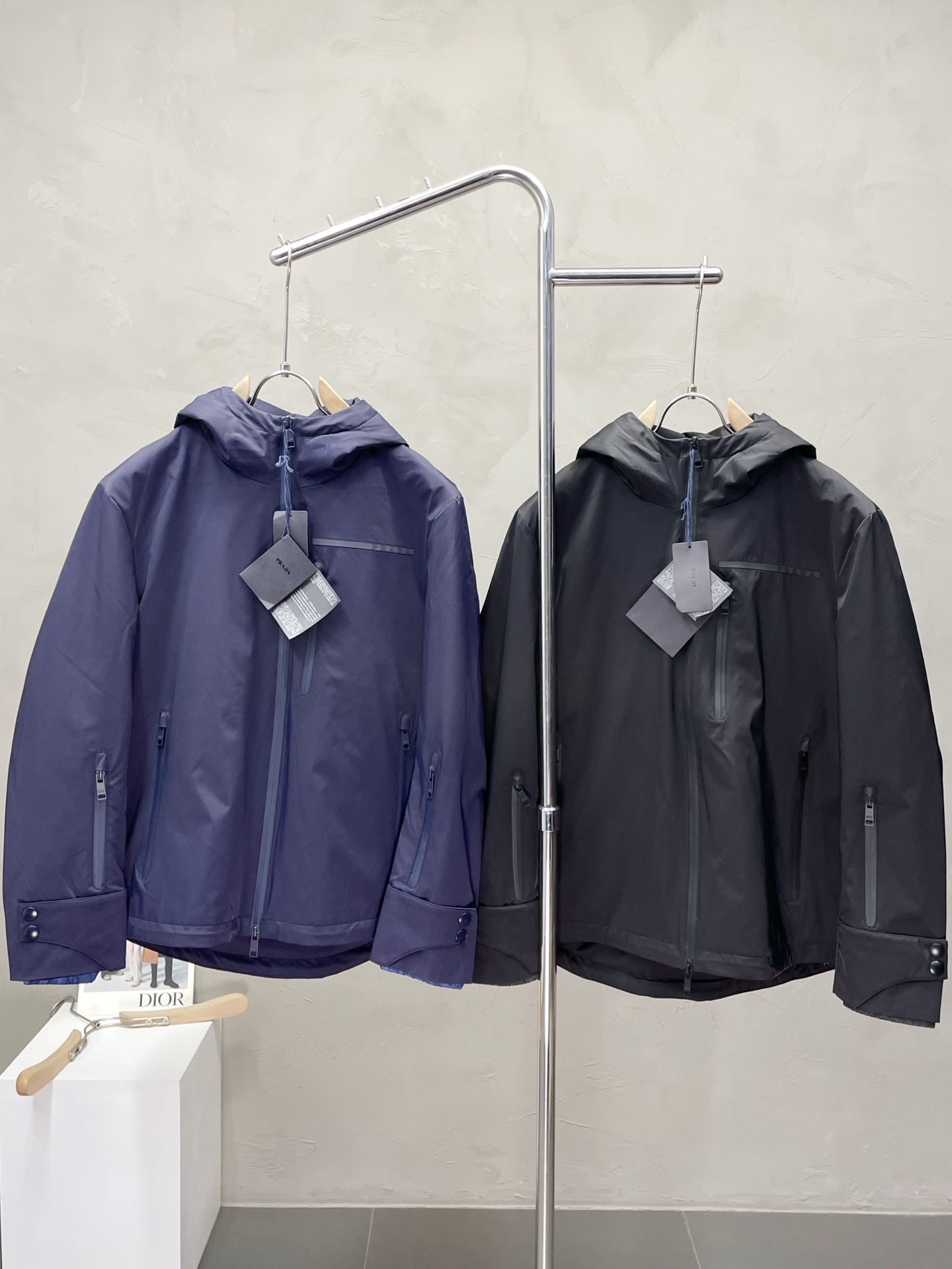 NO:504773,.Prada exclusively offers new fashion and casual autumn and winter hooded jackets. Imported original fabrics are soft and comfortable, comfortable and breathable on the upper body, and unique design style. Whether worn alone or matched, they are all versatile items, demonstrating the personality of young people. The original hardware and accessories are extremely high-end and handsome on the upper body!  Code number M-3XL, prada, prada, jackets & coats, hats, alexander wang19860909.Prada普拉达独家专供新品时尚休闲秋冬连帽夹克.进口原版面料,柔软舒适,上身舒适透气,独特设计风格,无论是单穿还是搭配,都是百搭单品,彰显了年轻人的个性,原版五金辅料,档次极高,上身帅气十足！码数M-3XL,,prada,prada,jackets & coats,hats,alexander wang,Men's clothing