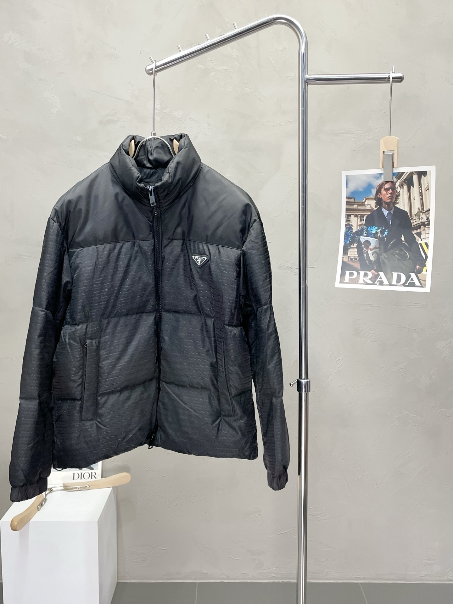 。羽绒服- Prada普拉达💥独家专供秋冬新款高领羽绒服，贸易公司渠道稀出，降温天气必备的保暖单品，不论
