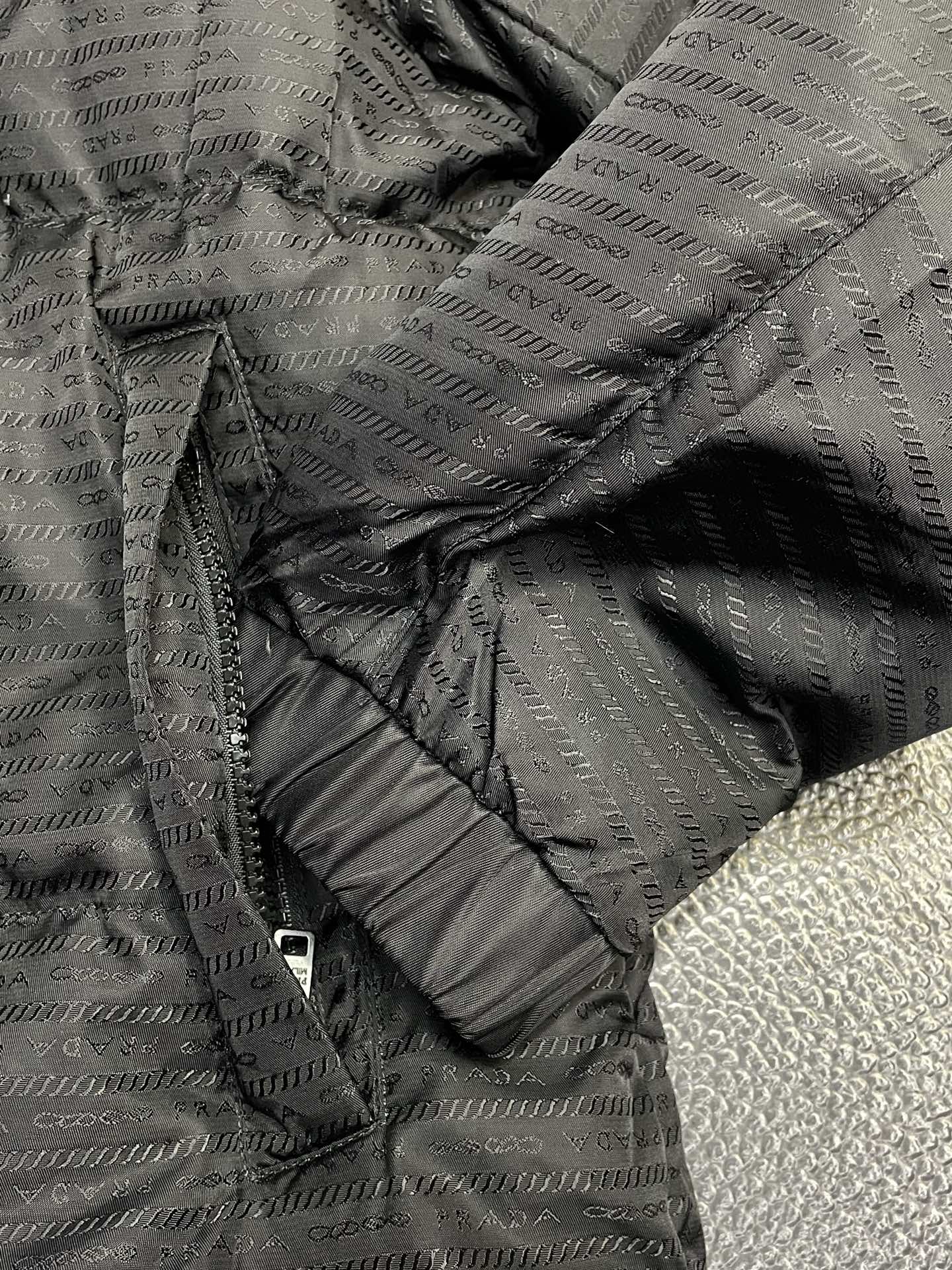 。羽绒服- Prada普拉达💥独家专供秋冬新款高领羽绒服，贸易公司渠道稀出，降温天气必备的保暖单品，不论