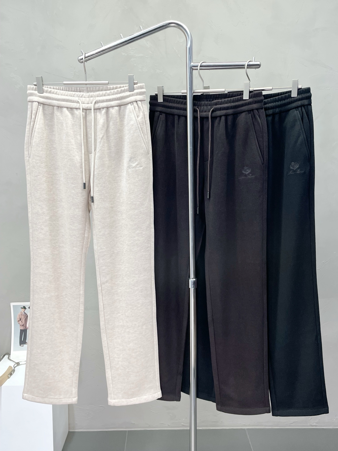 NO:502991,.LP-Loro Piana exclusively offers new casual pants high-end version!  Customized fabrics for counters are breathable and comfortable, with impeccable details, and the brand element design concept reflects high quality. The feel is delicate and soft!  It is casually cut, with a great upper body style!  Number of codes: 48-56, loro piana, loro piana, alexander wang19860909.LP-Loro Piana诺悠翩雅独家专供新款 休闲裤 高端版本！专柜定制面料 透气舒适度高,细节无可挑剔,品牌元素设计理念,体现高品质.手感细腻柔软！呈现休闲裁剪,上身版型超赞！码数: 48-56,,loro piana,loro piana,alexander wang,Men's clothing