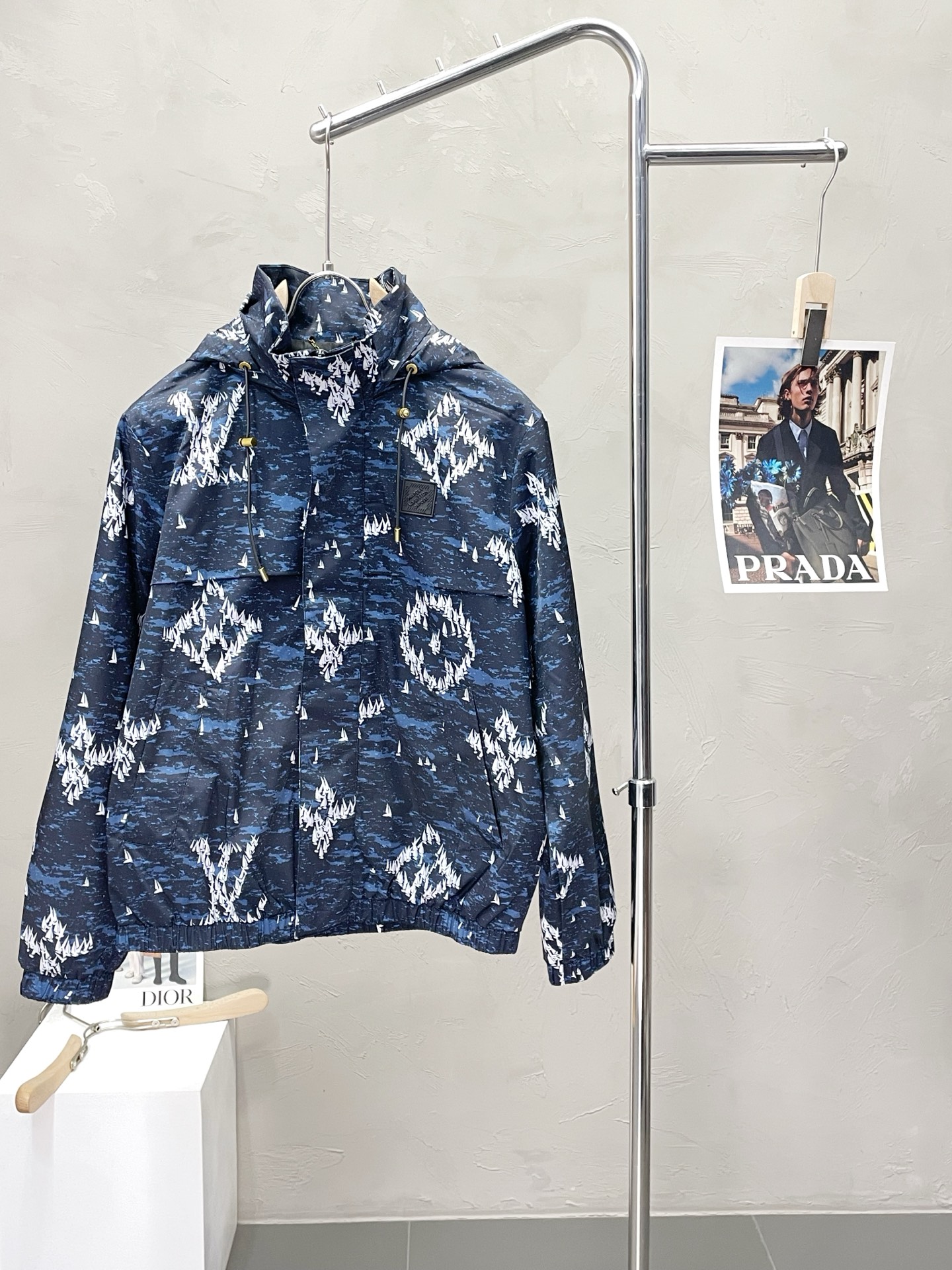 NO:503015,.Louis Vuitton exclusively offers the latest fashionable autumn and winter hooded jackets. Hats can be folded up. A jacket with a classic design and a very beautiful appearance. It is even more picky and quality control. You can buy it directly. You can't get it wrong! Through the detailed pictures, you can feel its powerful aura, and the warm-concentration effect is significant, so you don’t have to worry about the chill at all! It is both fashionable and functional, and the whole style looks more luxurious and elegant! Size M-3XL, louis vuitton,louis vuitton,jackets & coats,jackets & coats,hats,alexander wang19860909.Louis Vuitton路易威登独家专供最新时尚秋冬连帽夹克 帽子可收起设计 经典设计感与颜值爆棚的外套,品质更是无法挑剔品控可以直接入手,不容过错的高端臻品！通过细节图片便可感受到它强悍的气场,聚温保暖效果显著,完全不用担心会有一点寒意！时尚与功能性兼备,整款显得更加的奢华大气！ 尺码M-3XL,,louis vuitton,louis vuitton,jackets & coats,jackets & coats,hats,alexander wang,Men's clothing