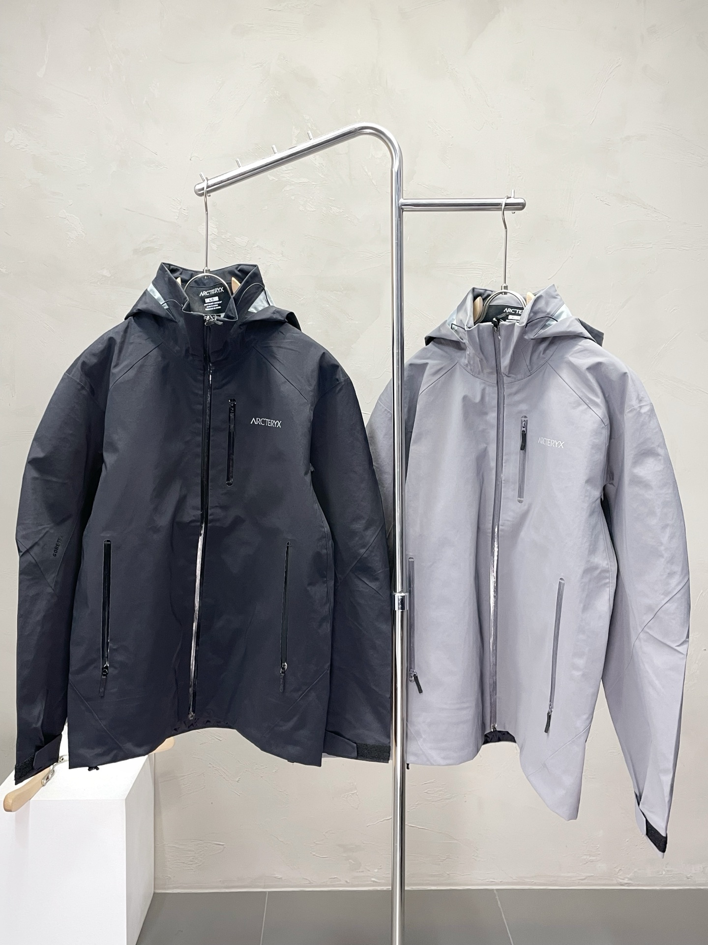 NO:504779,.Arc’teryx exclusively offers the latest fashionable autumn and winter jackets. A jacket with a classic design and appearance, and the quality is even more unscrupulous. You can buy it directly. You can’t get it wrong! Through the detailed pictures, you can feel its powerful aura, and the warm-concentration effect is significant, so you don’t have to worry about the chill at all! It is both fashionable and functional, and the whole style looks more luxurious and elegant! Size M-XL, arc'teryx,jackets & coats,jackets & coats,alexander wang19860909.Arc’teryx始祖鸟独家专供最新时尚秋冬夹克 经典设计感与颜值爆棚的外套,品质更是无法挑剔品控可以直接入手,不容过错的高端臻品！通过细节图片便可感受到它强悍的气场,聚温保暖效果显著,完全不用担心会有一点寒意！时尚与功能性兼备,整款显得更加的奢华大气！ 尺码M-XL,arc'teryx,jackets & coats,jackets & coats,alexander wang,Men's clothing