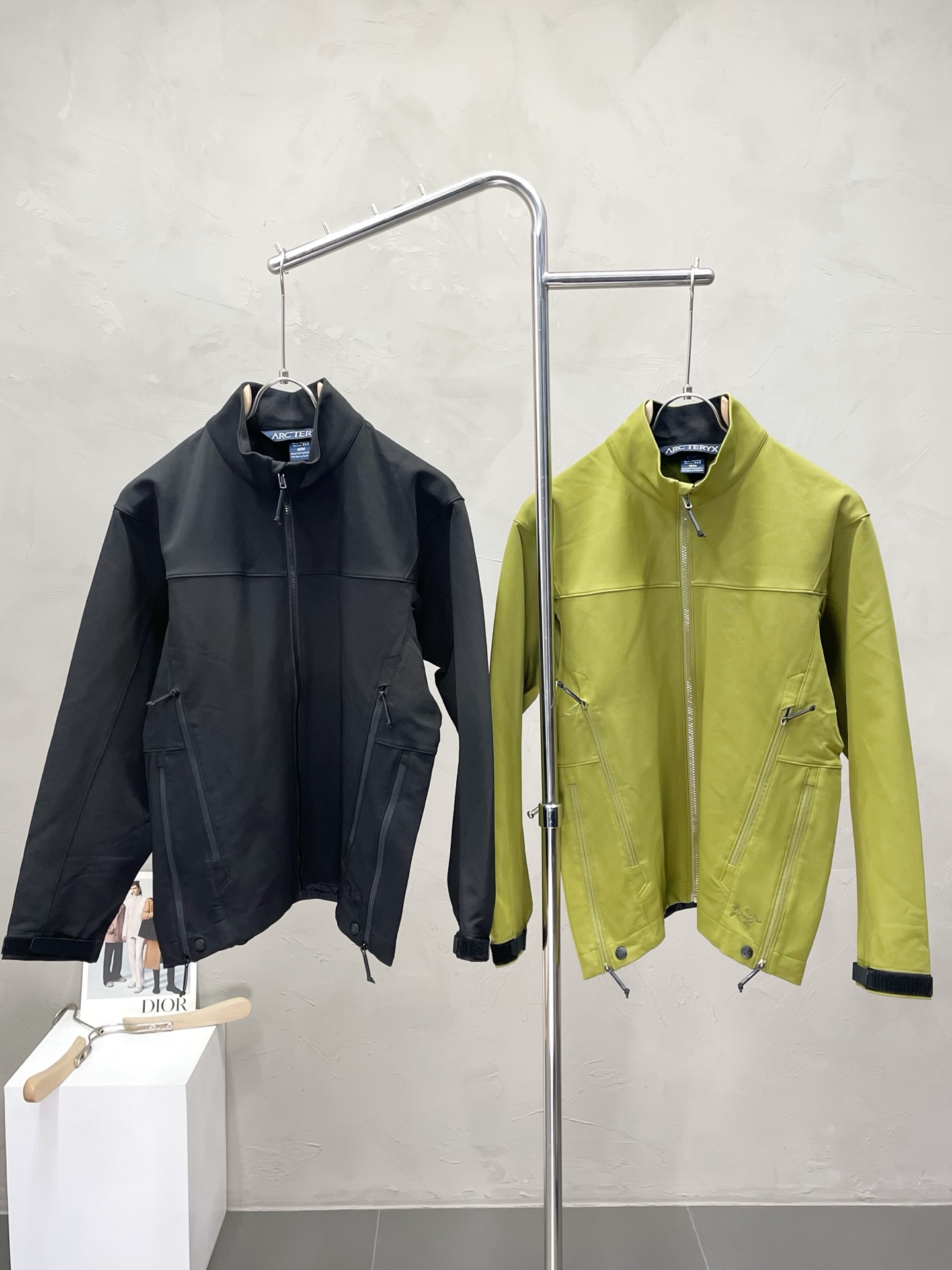 NO:502979,.Arc’teryx exclusively offers the latest fashionable autumn and winter jackets. A jacket with a classic design and appearance, and the quality is even more unscrupulous. You can buy it directly. You can’t get it wrong! Through the detailed pictures, you can feel its powerful aura, and the warm-concentration effect is significant, so you don’t have to worry about the chill at all! It is both fashionable and functional, and the whole style looks more luxurious and elegant! Size M-XL, arc'teryx,jackets & coats,jackets & coats,alexander wang19860909.Arc’teryx始祖鸟独家专供最新时尚秋冬夹克 经典设计感与颜值爆棚的外套,品质更是无法挑剔品控可以直接入手,不容过错的高端臻品！通过细节图片便可感受到它强悍的气场,聚温保暖效果显著,完全不用担心会有一点寒意！时尚与功能性兼备,整款显得更加的奢华大气！ 尺码M-XL,arc'teryx,jackets & coats,jackets & coats,alexander wang,Men's clothing