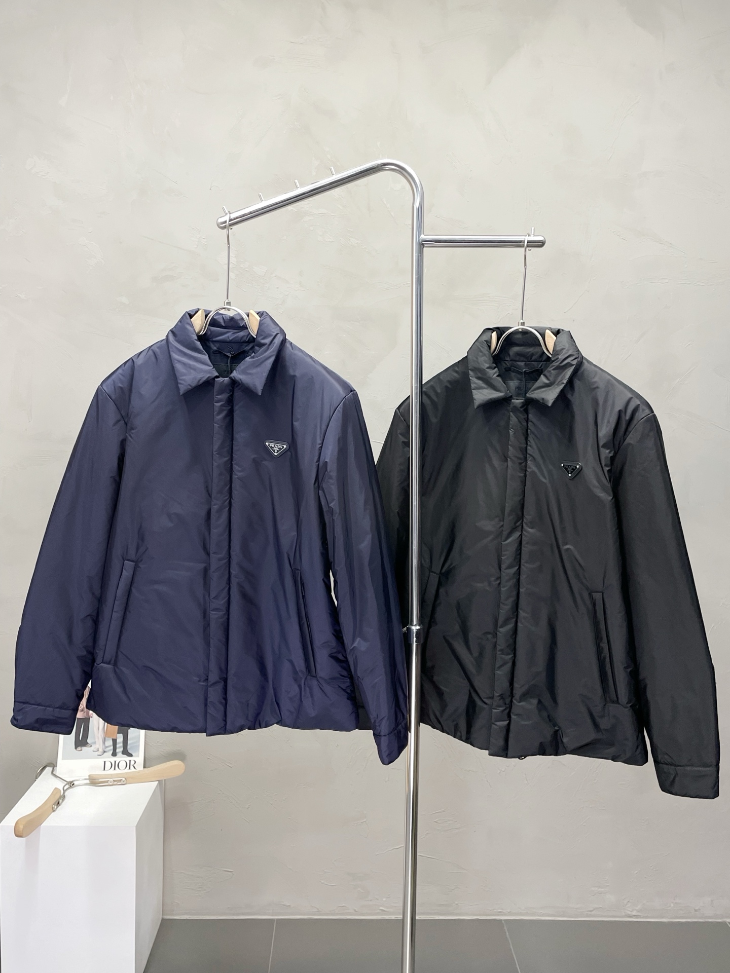 NO:503019,.Prada exclusively offers the latest fashionable autumn and winter cotton jackets. A jacket with a classic design and appearance. It is even more difficult to pick and control. You can buy it directly. You can’t get it wrong! Through the detailed pictures, you can feel its powerful aura, and the warm-concentration effect is significant, so you don’t have to worry about the chill at all! It is both fashionable and functional, and the whole style looks more luxurious and elegant! Size M-3XL, prada, prada, jackets & coats, jackets & coats, alexander wang19860909.Prada普拉达独家专供最新时尚秋冬棉服夹克 经典设计感与颜值爆棚的外套,品质更是无法挑剔品控可以直接入手,不容过错的高端臻品！通过细节图片便可感受到它强悍的气场,聚温保暖效果显著,完全不用担心会有一点寒意！时尚与功能性兼备,整款显得更加的奢华大气！ 尺码M-3XL,,prada,prada,jackets & coats,jackets & coats,alexander wang,Men's clothing