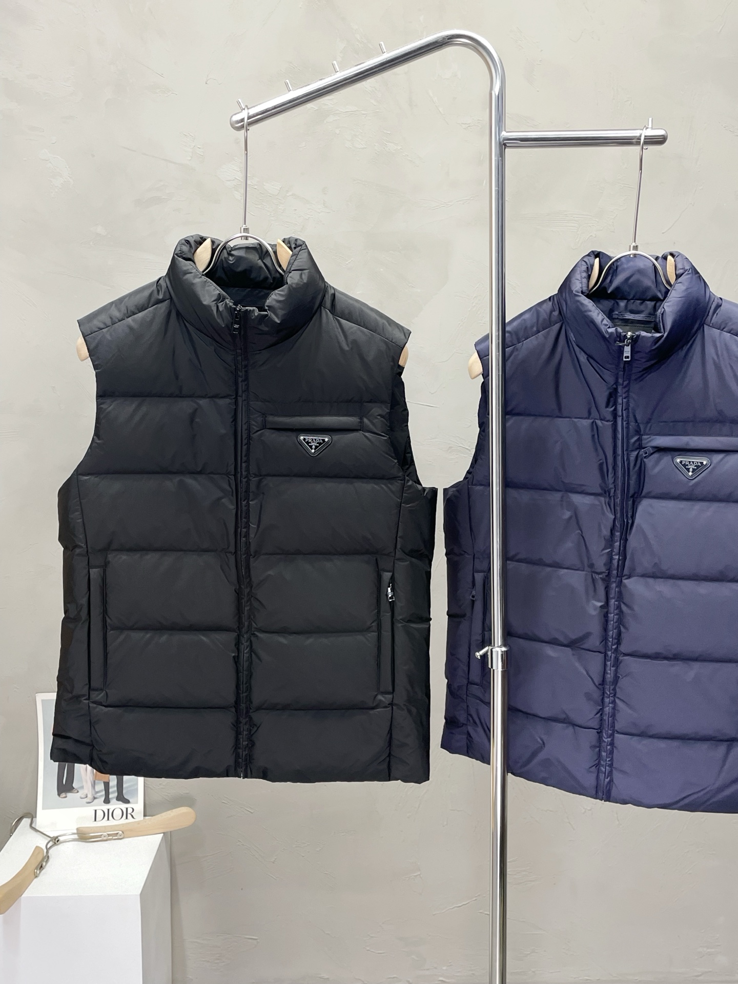 。羽绒服-Prada普拉达💥独家专供最新时尚秋冬羽绒马甲 经典设计感与颜值爆棚的外套，品质更是无法挑剔品