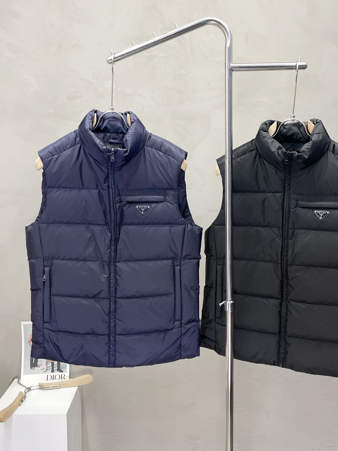 。羽绒服-Prada普拉达💥独家专供最新时尚秋冬羽绒马甲 经典设计感与颜值爆棚的外套，品质更是无法挑剔品